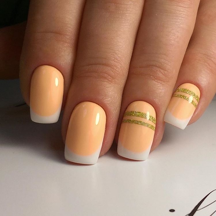 Френч с золотыми полосками в персиковом цвете на короткие ногти.