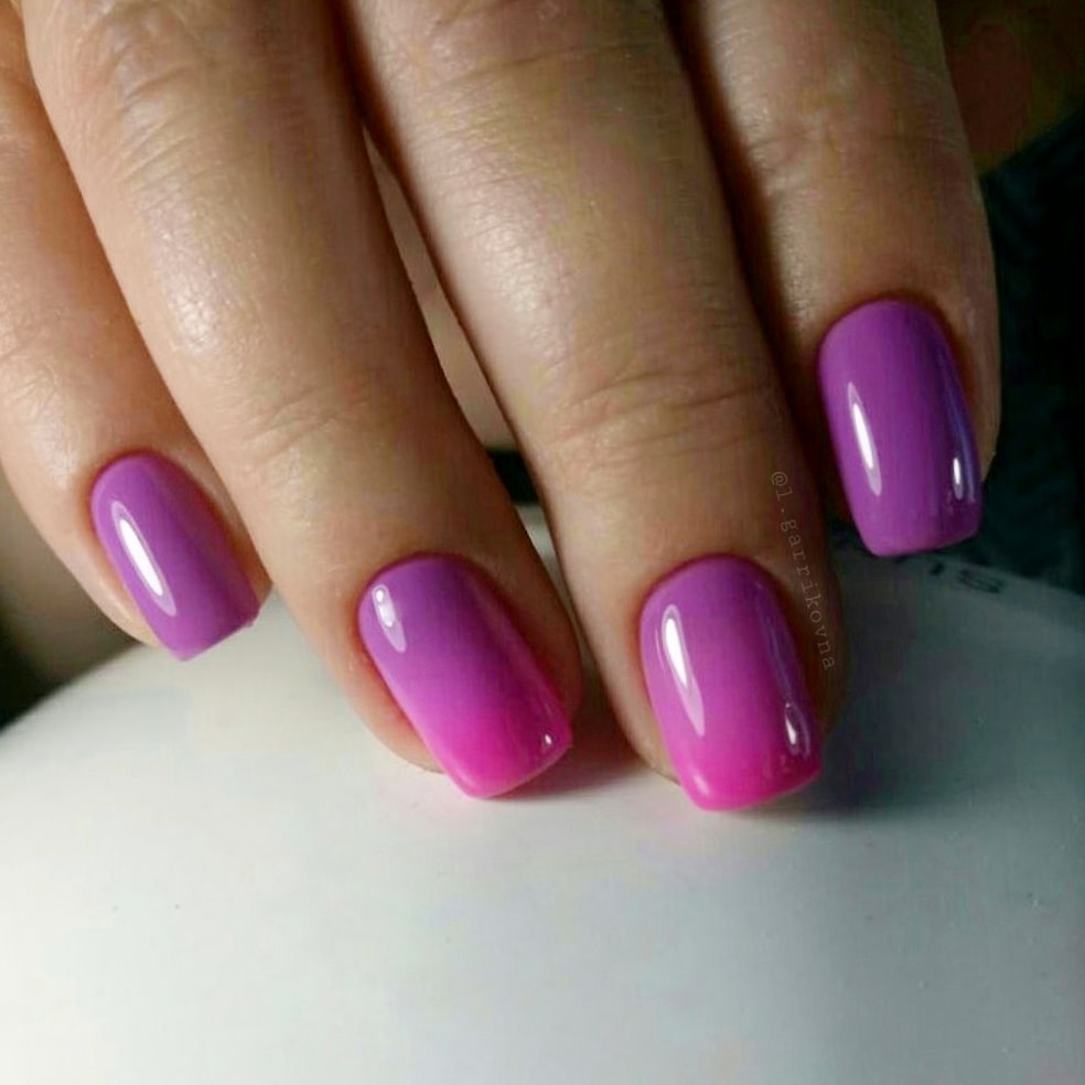 Маникюр с градиентом в фиолетовом цвете на короткие ногти.