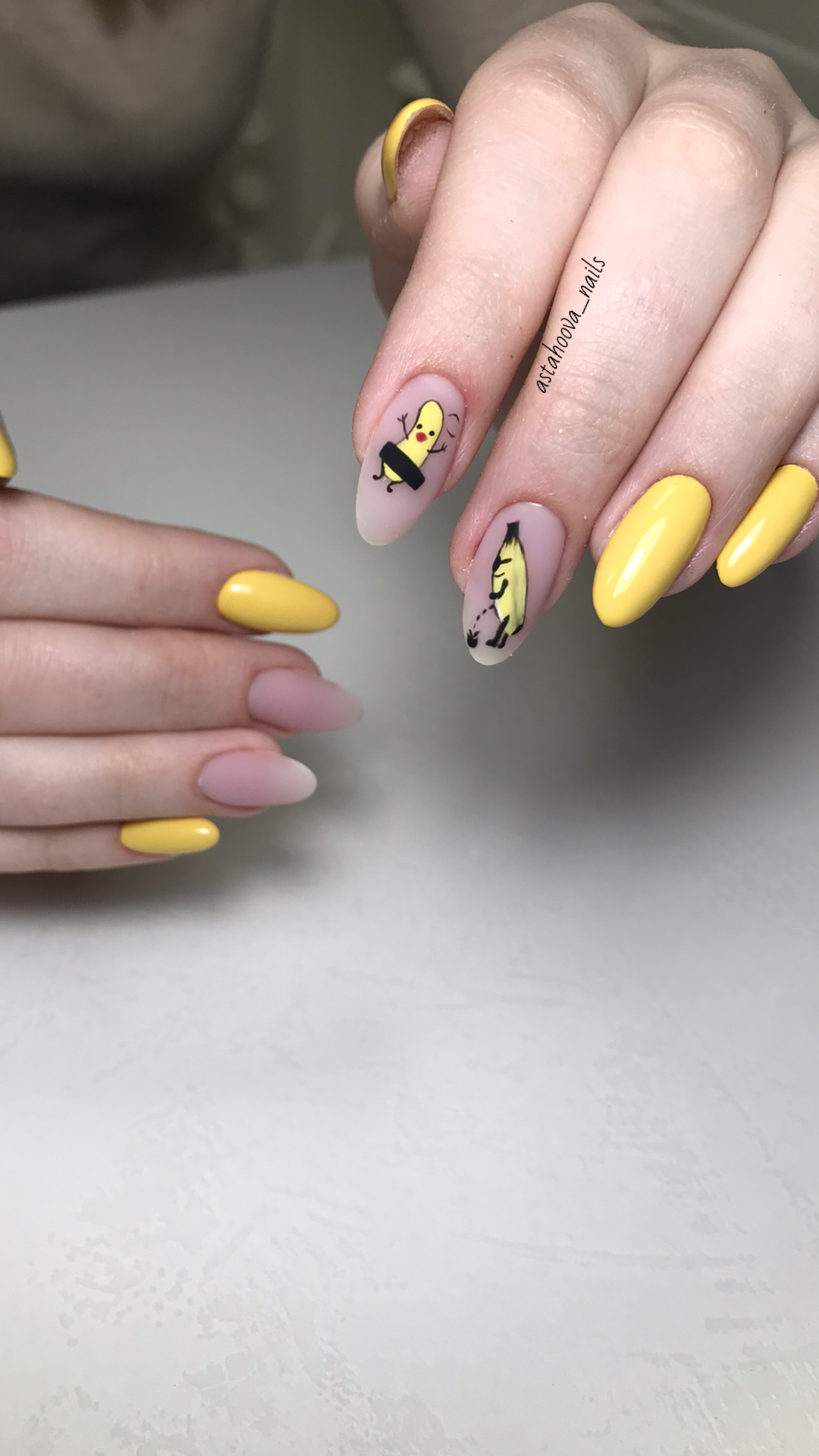 Желтые ногти с бананом