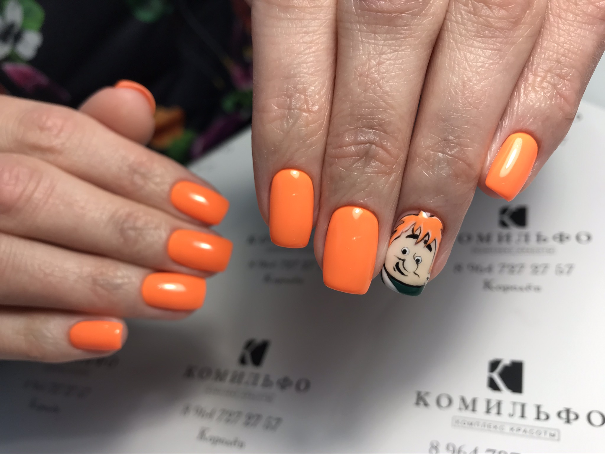 Маникюр с мультяшным рисунком в рыжем цвете на короткие ногти.