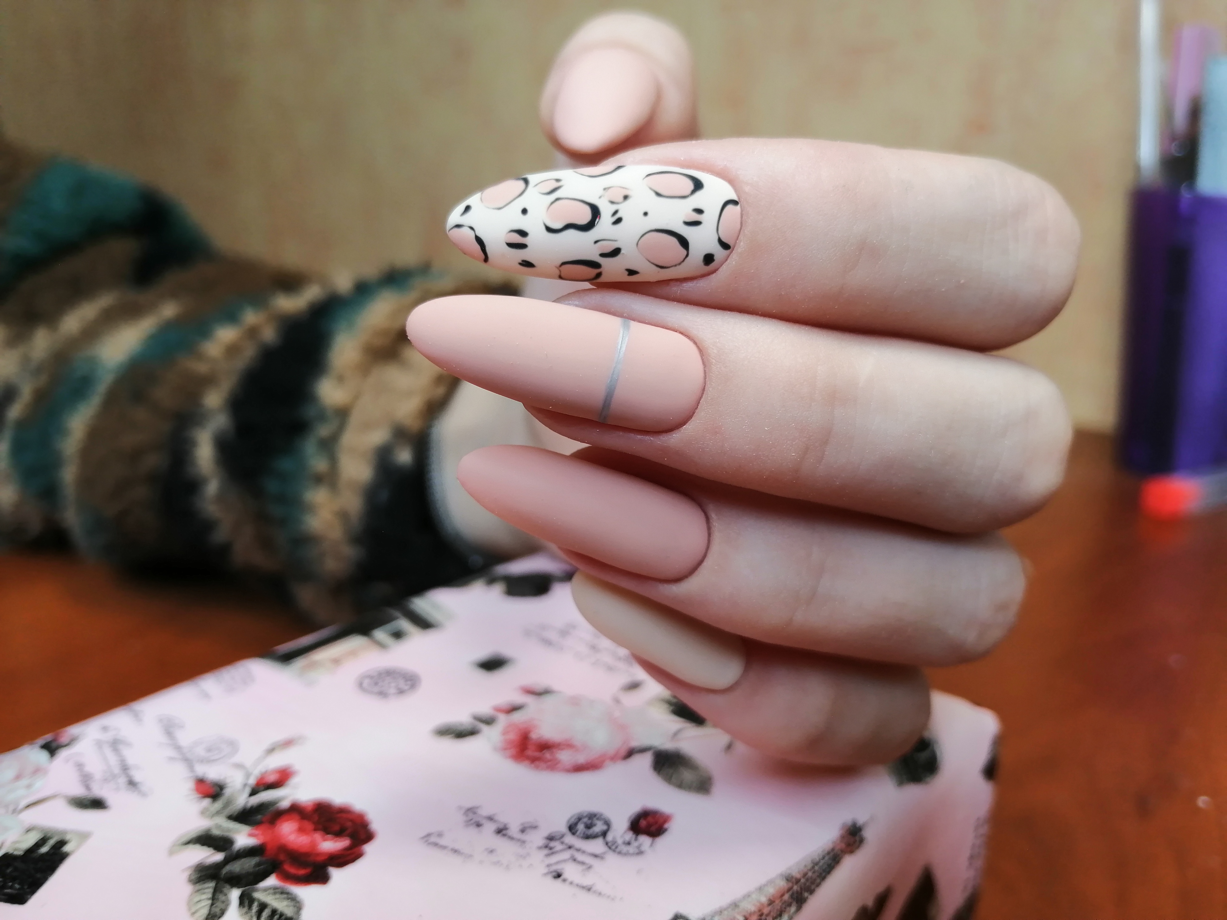 Матовый маникюр с леопардовым принтом и серебряными полосками в  персиковом цвете на длинные ногти.