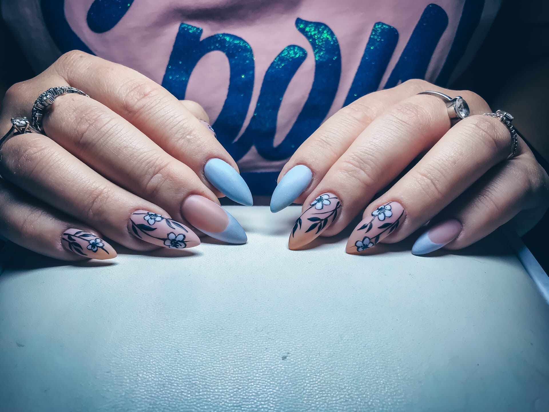Маникюр с цветочным рисунком и френч-дизайном в голубом цвете на длинные ногти.