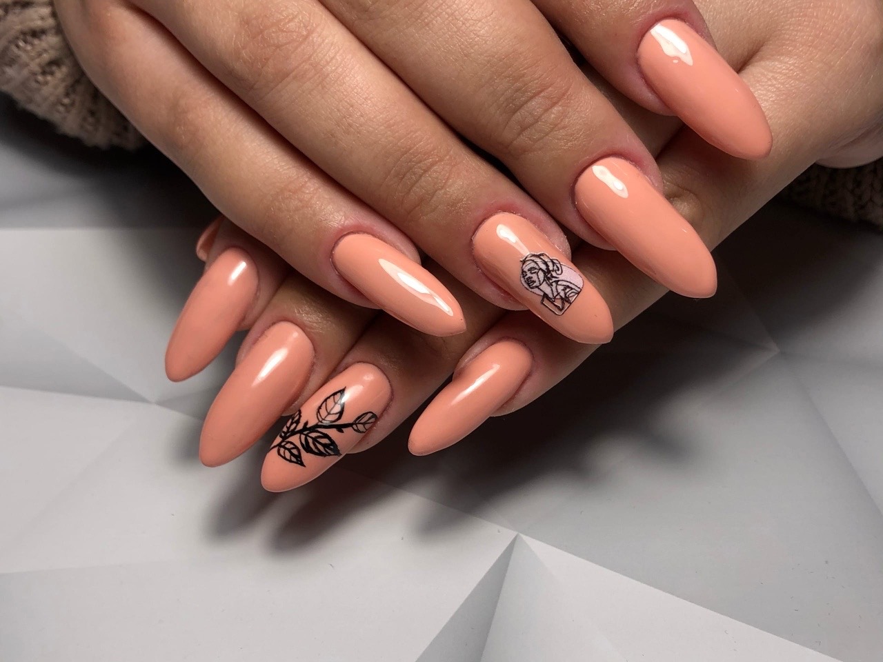 Маникюр со слайдерами в персиковом цвете на длинные ногти.