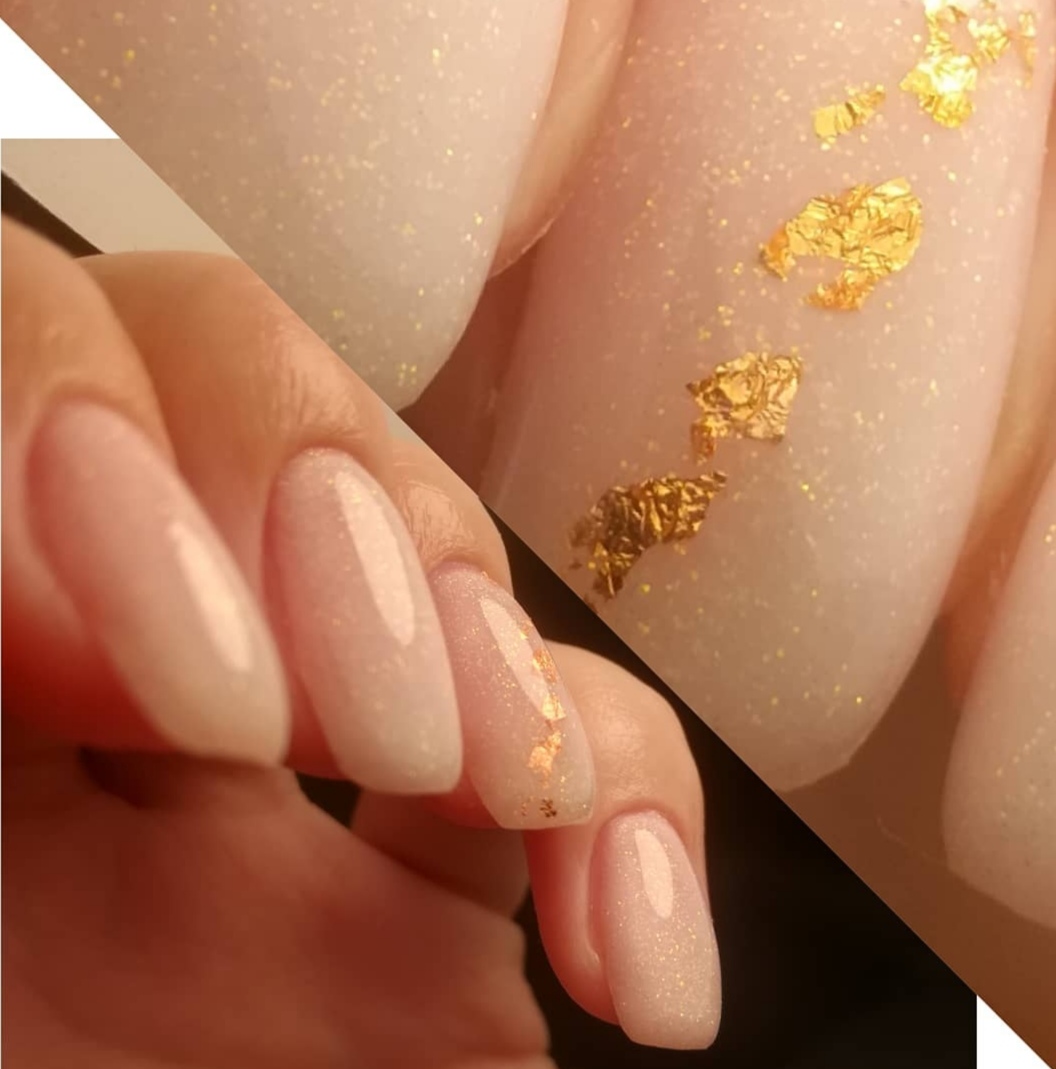 Маникюр с золотой фольгой в молочном цвете на короткие ногти.