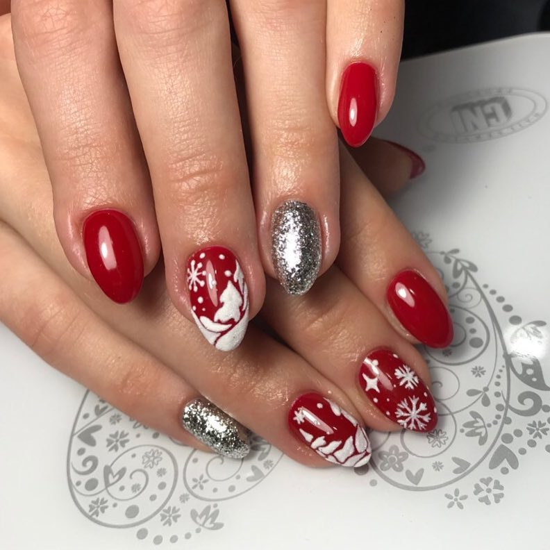 Маникюр в красном цвете с зимним рисунком "снежинки" и серебряными блёстками.