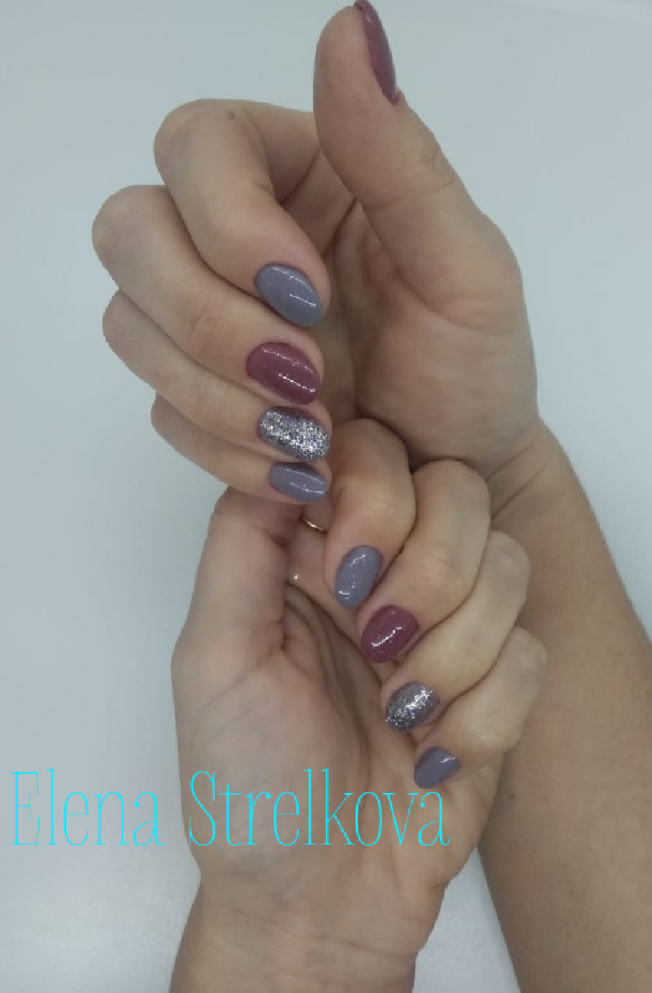 Маникюр в сером цвете с фиолетовым дизайном и серебряными блёстками.