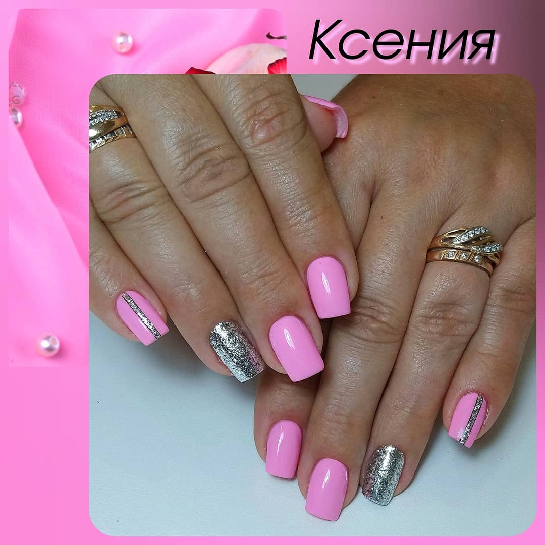 Маникбр с серебряными блестками в розовом цвете на короткие ногти.