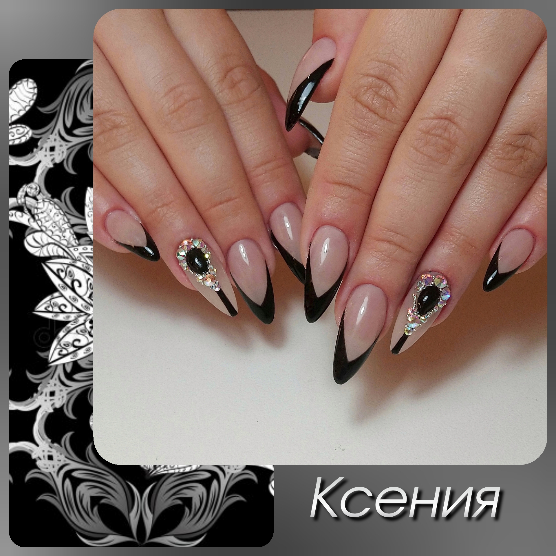 Геометрический френч в черном цвете со стразами на длинные ногти.