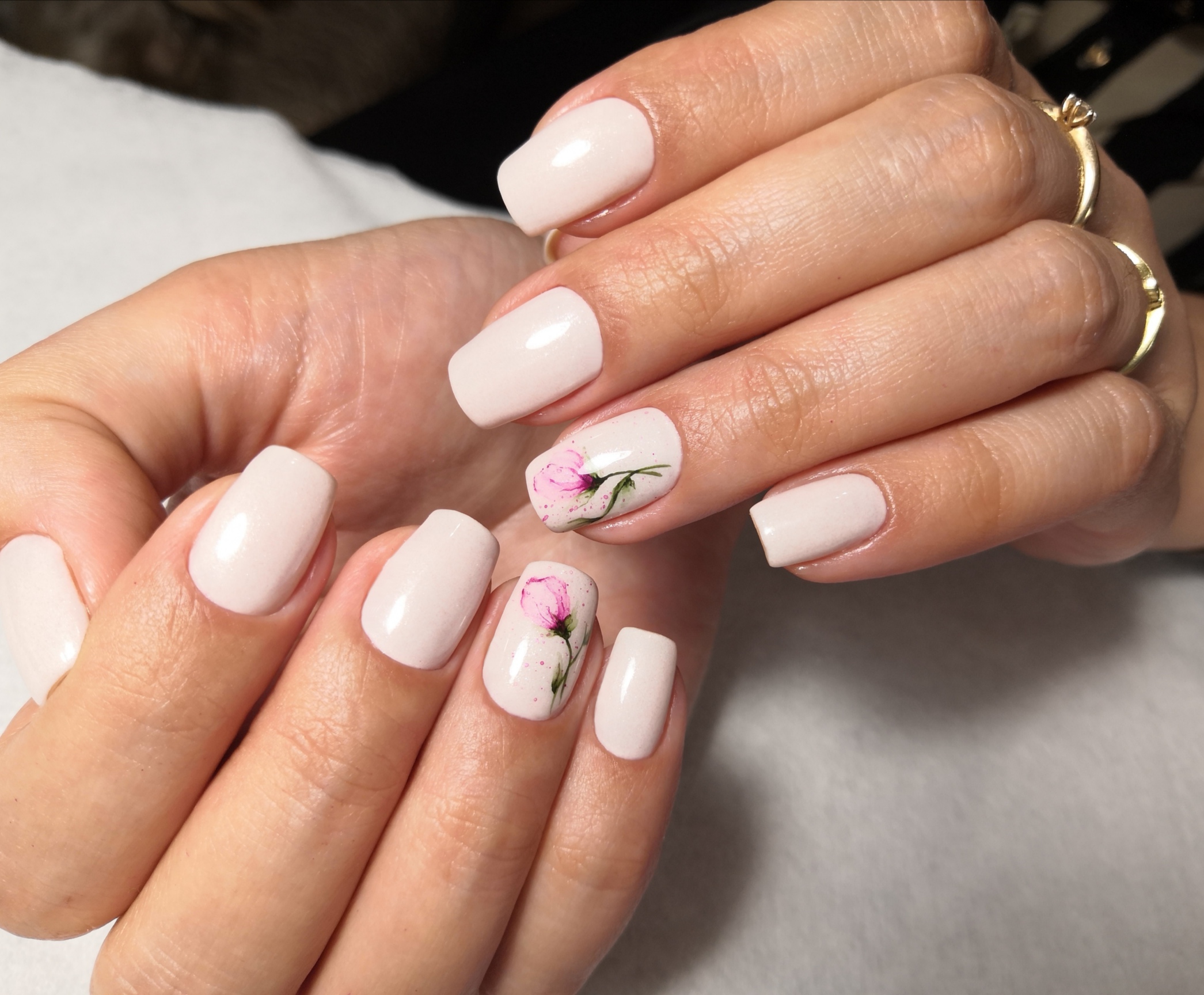 Маникюр с акварельным цветочным рисунком в белом цвете на короткие ногти.