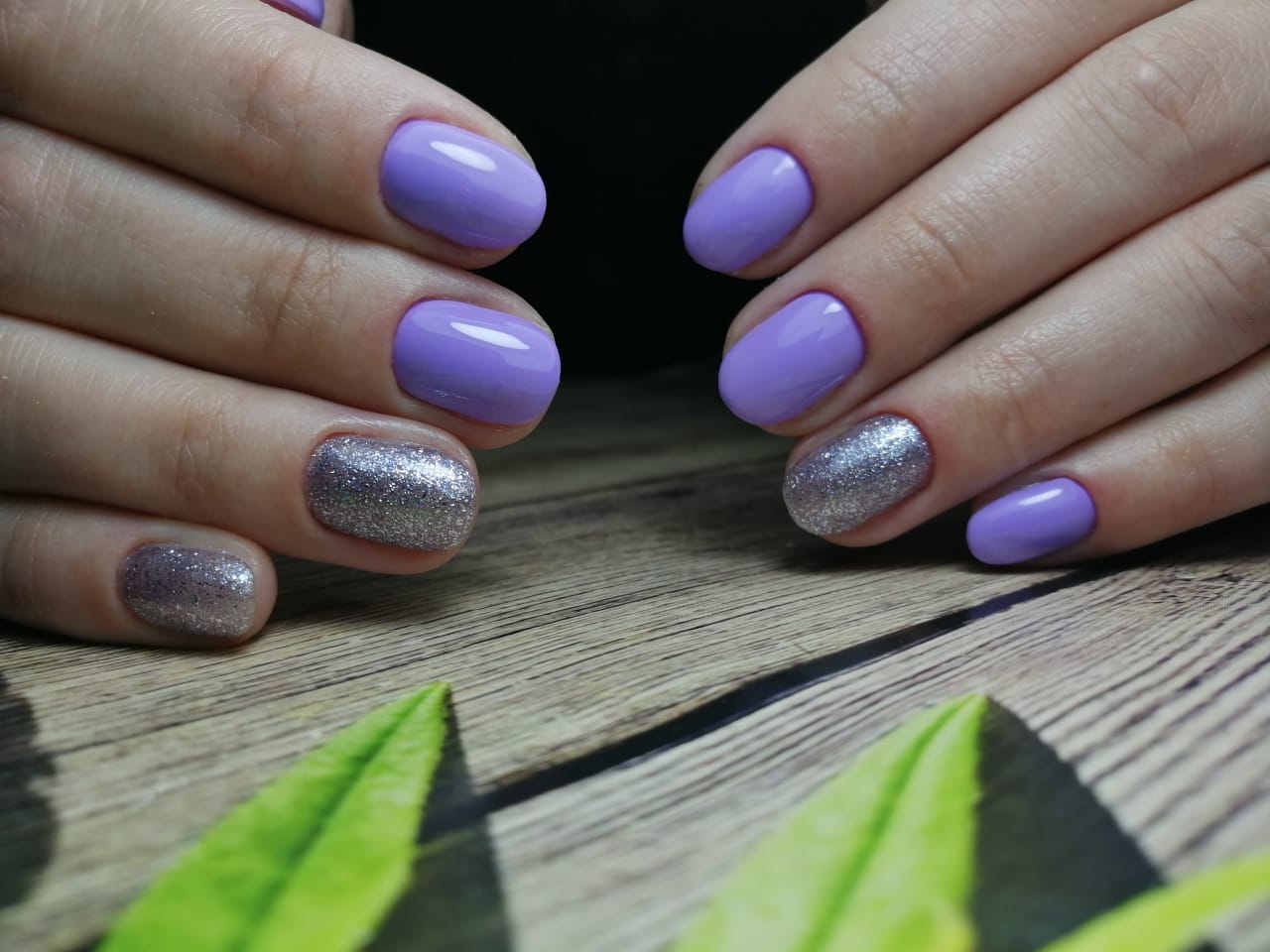 Маникюр в фиолетовом цвете с серебряными блёстками.