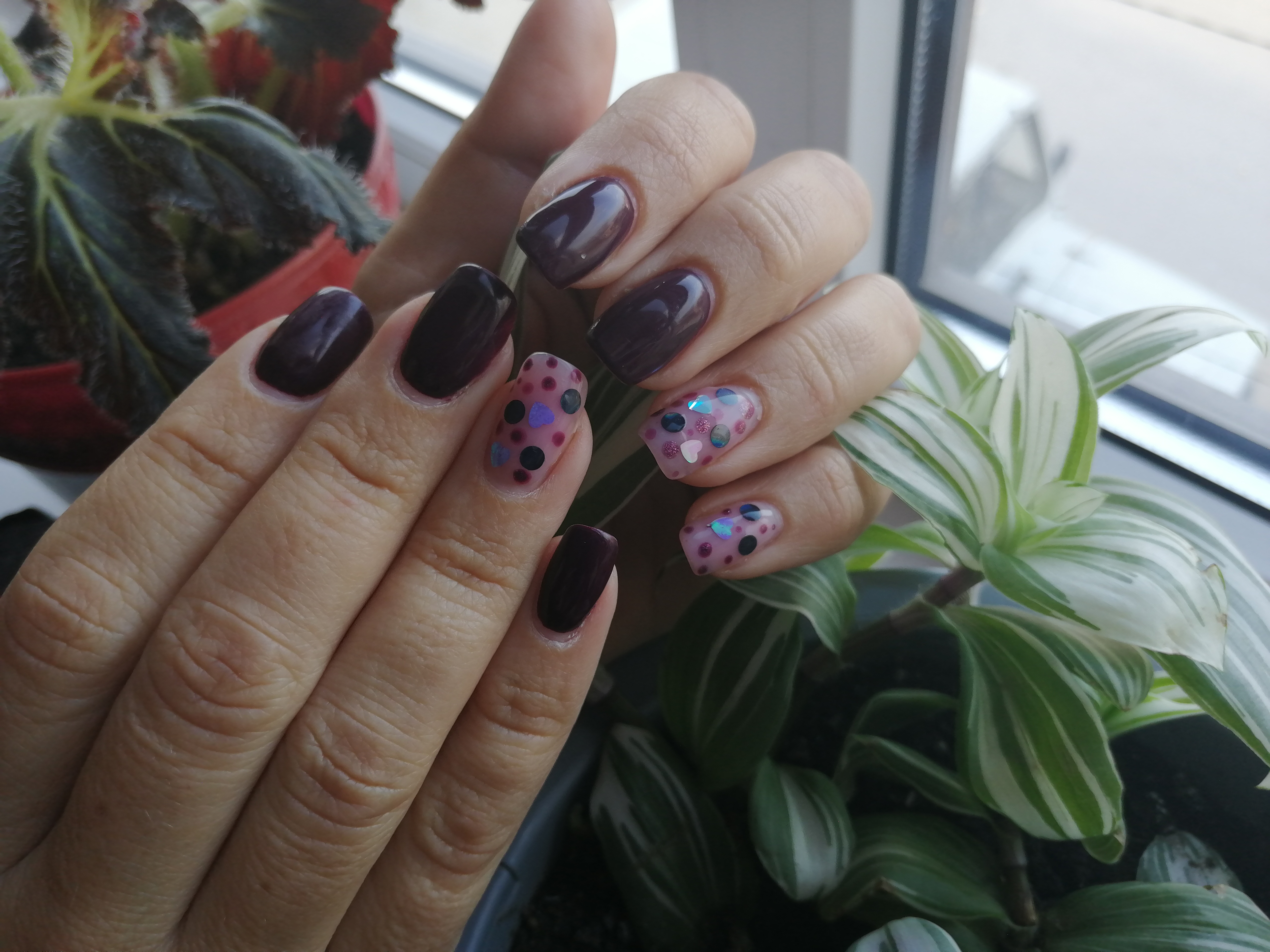 Маникюр в тёмном баклажановом цвете с цветными камифубуки.
