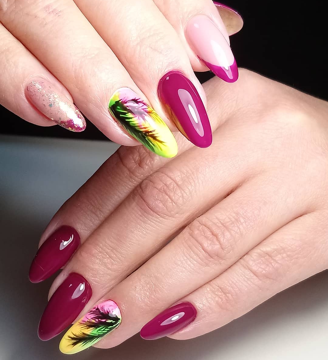 Маникюр в баклажановом цвете с нюдовым дизайном, цветным рисунком и блёстками.