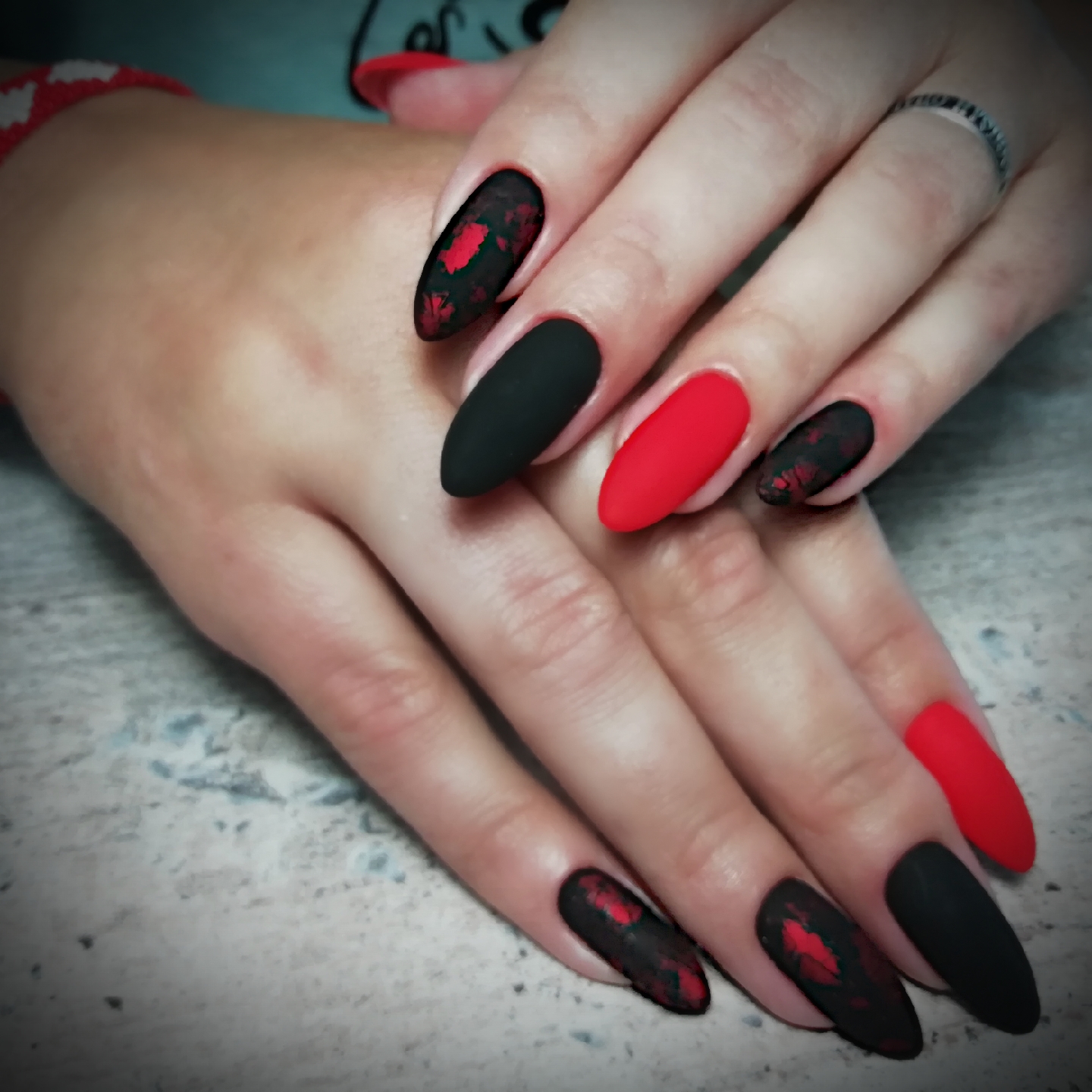 Матовый маникюр в чёрном цвете с красной фольгой и контрастным  дизайном.