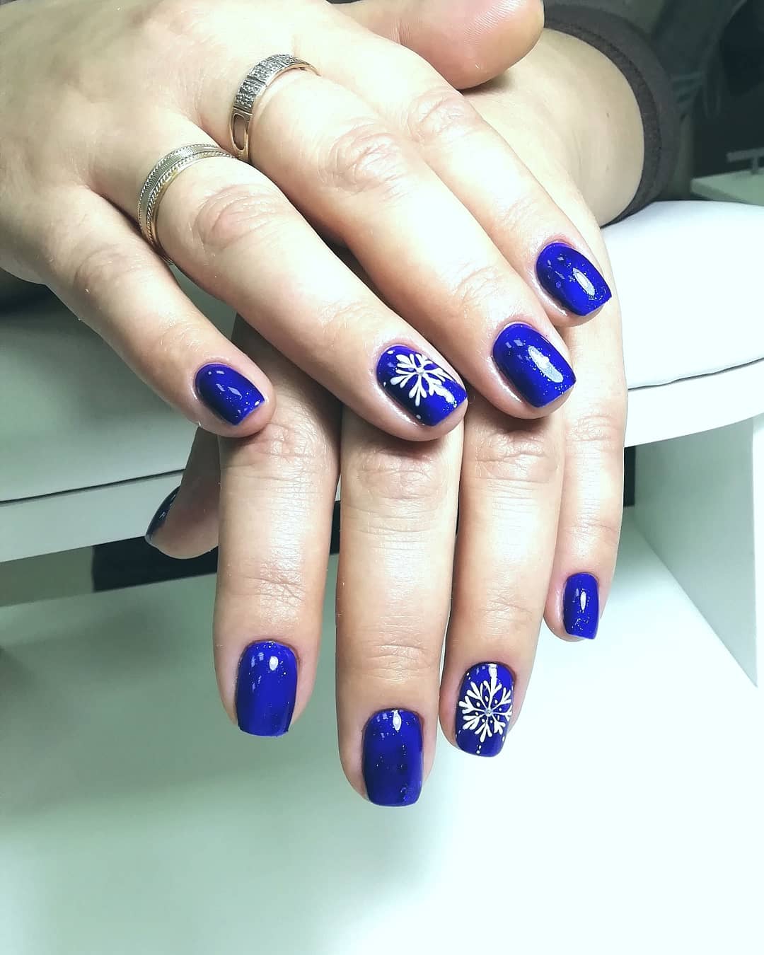 Маникюр в синем цвете с рисунком "снежинки".