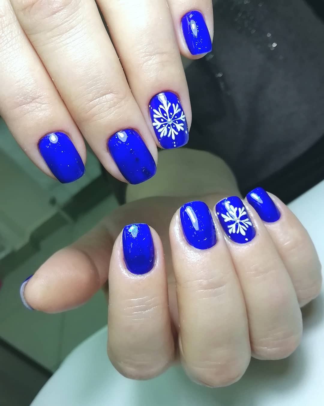 Маникюр в синем цвете с рисунком "снежинки".