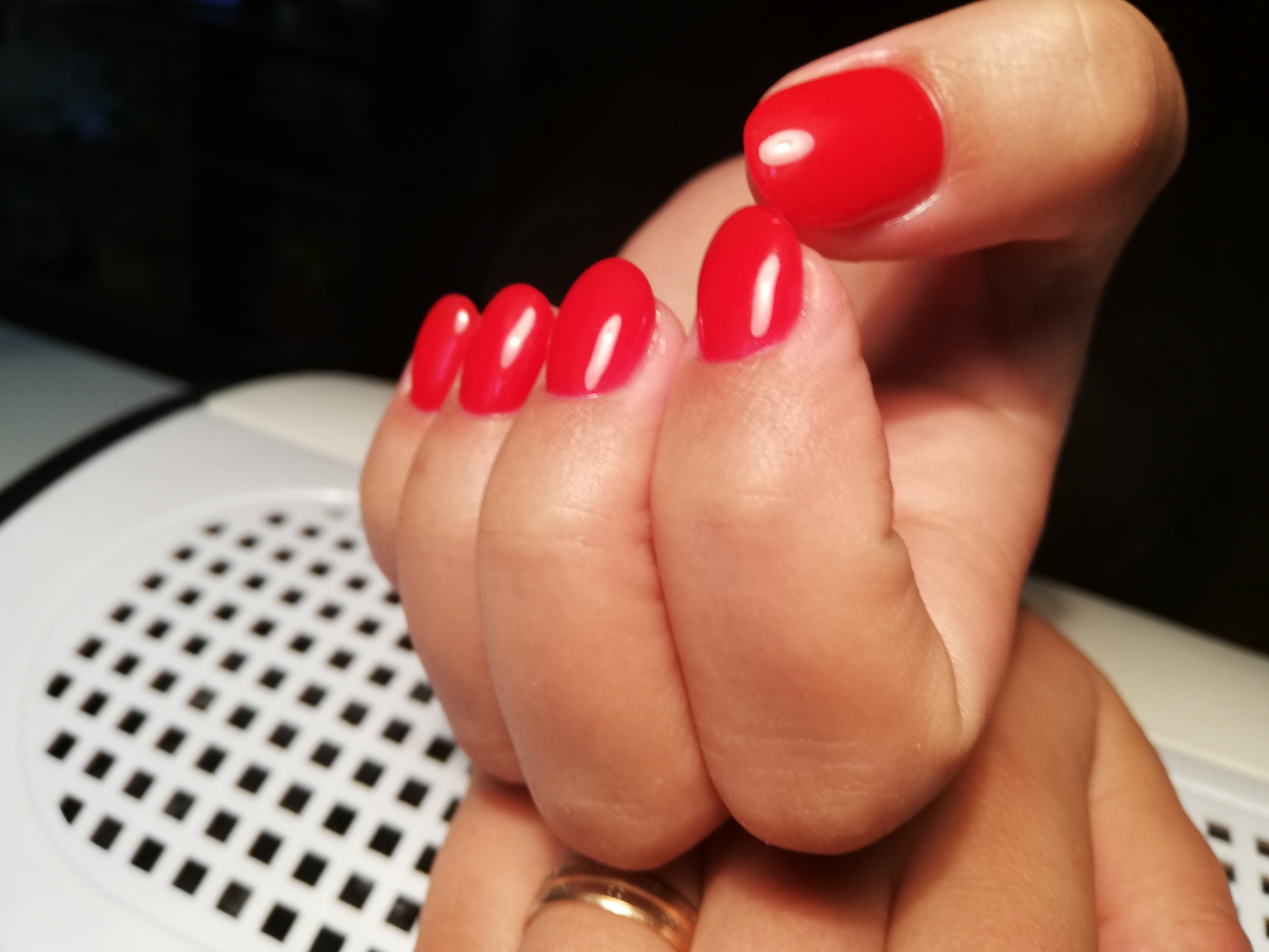 Однотонный маникюр в красном цвете на коротких ногтях.