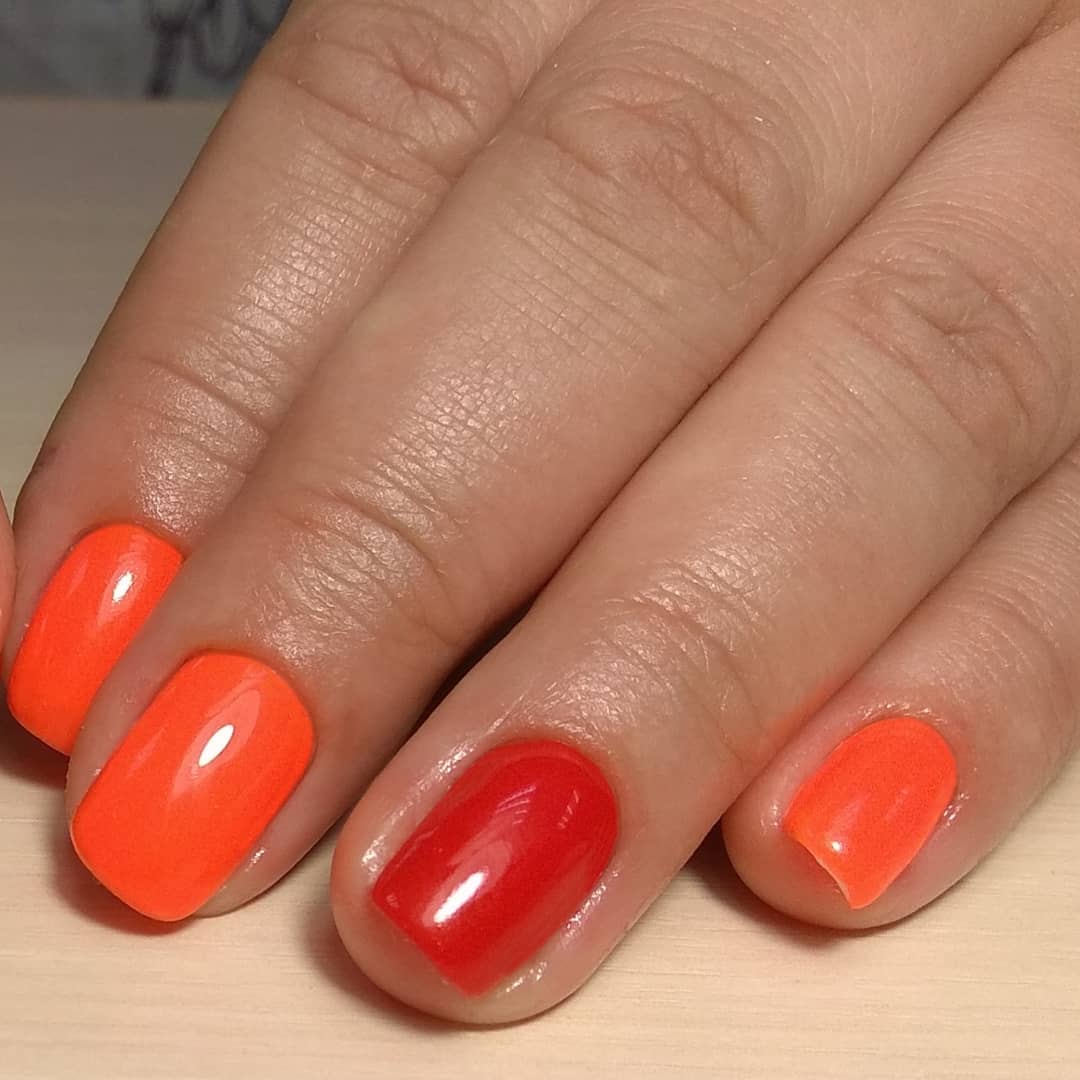 Маникюр в оранжевом цвете.