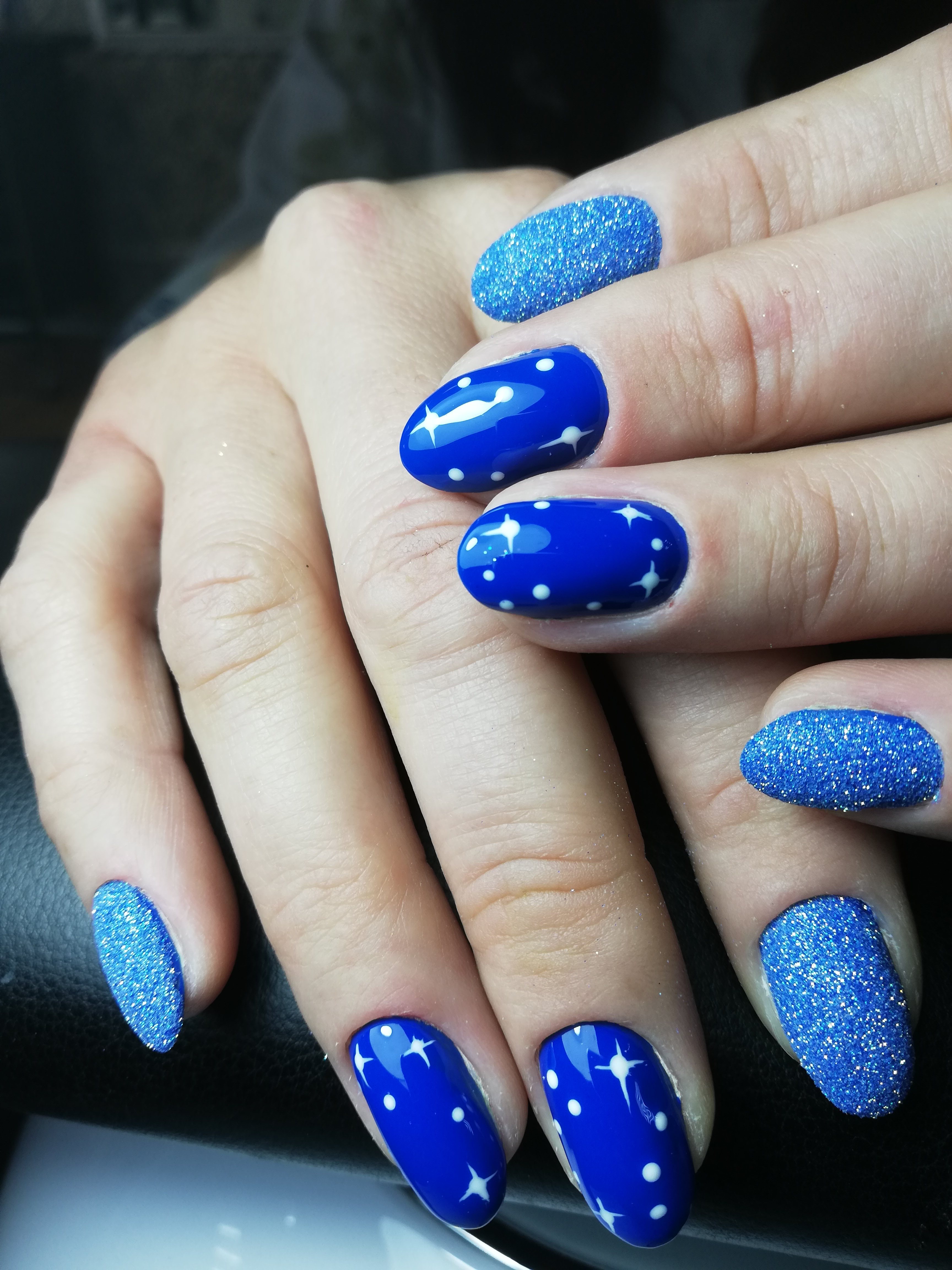 Маникюр в синем цвете с песочным дизайном и рисунком "звёздочки".