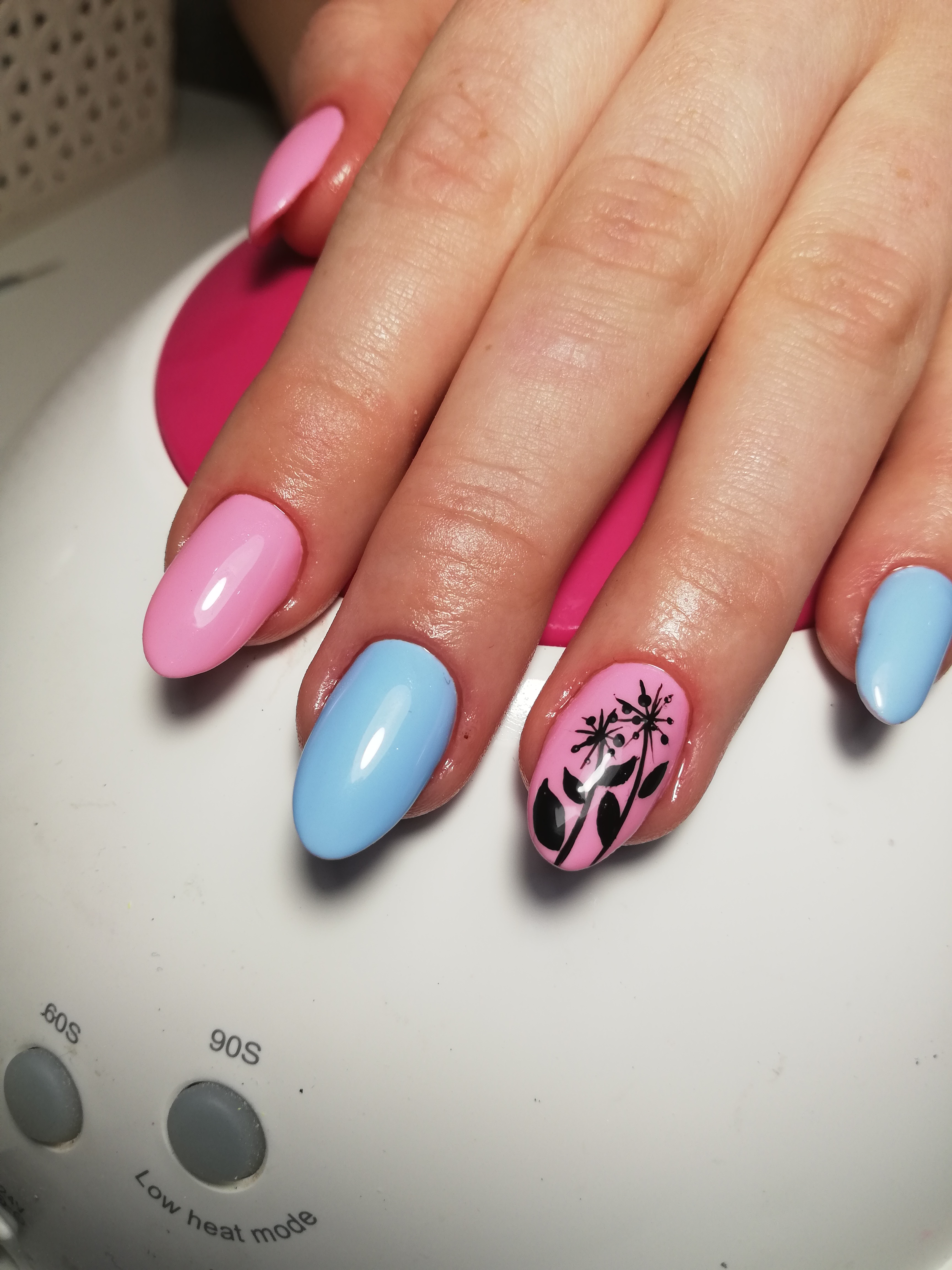 Маникюр в розовом цвете с голубым дизайном и цветочными слайдерами.