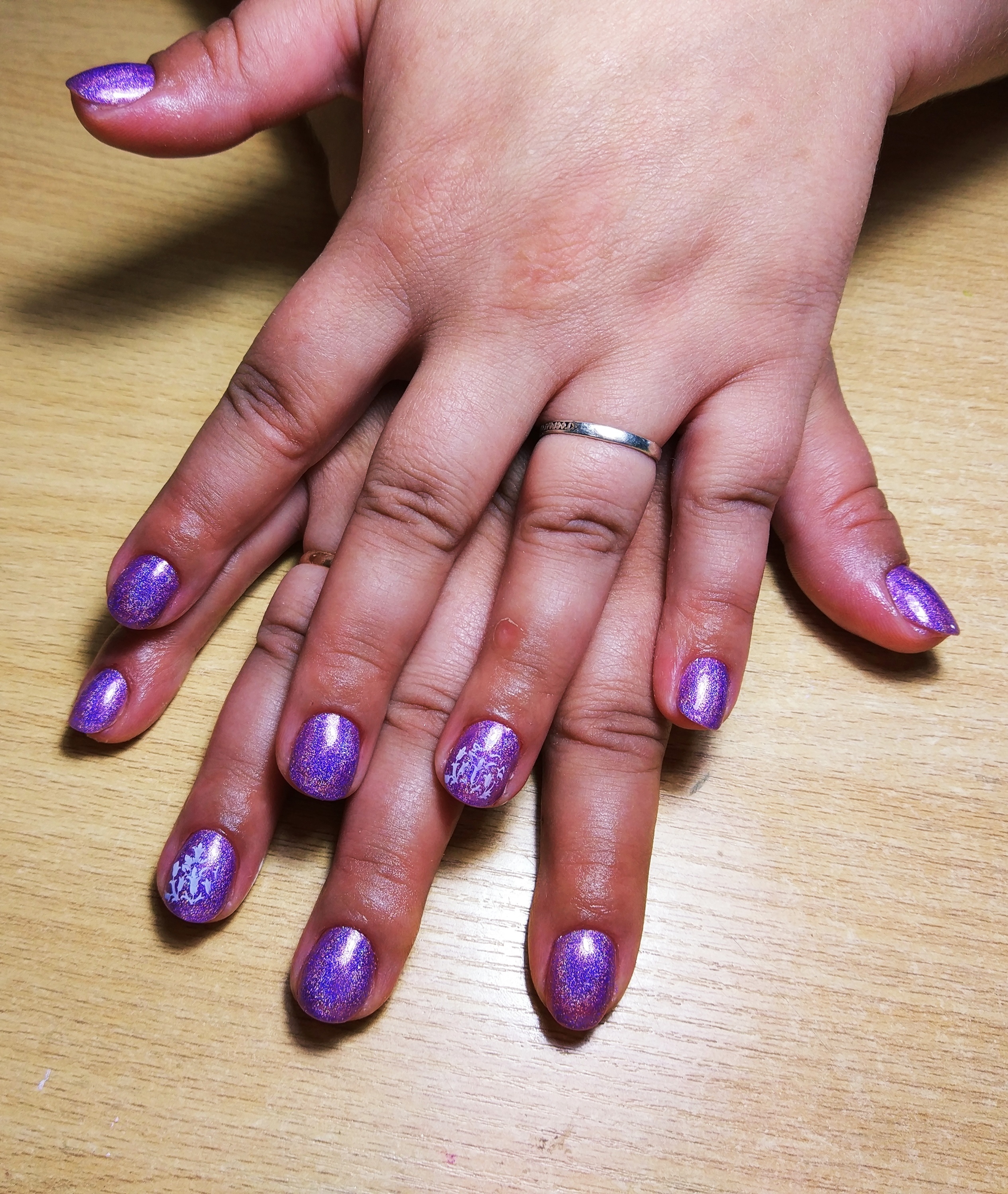 Маникюр с рисунком и блестками в фиолетовом цвете на короткие ногти.