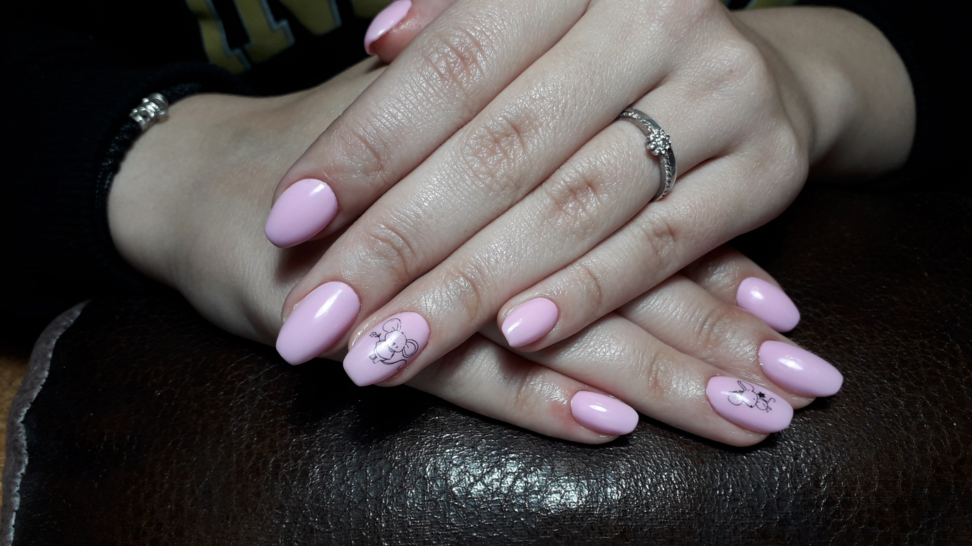 Маникюр с мышками в розовом цвете на короткие ногти.