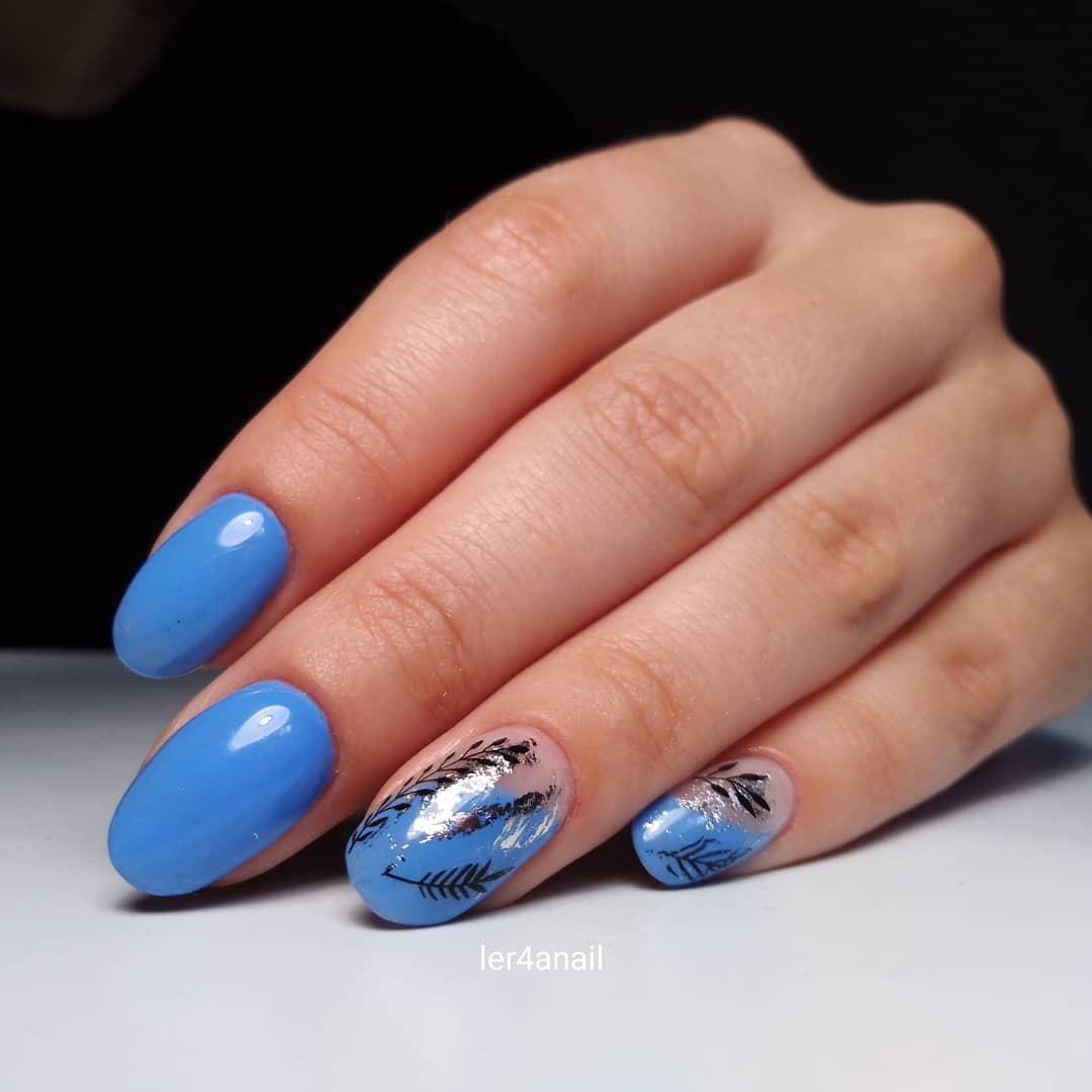 Маникюр с растительными слайдерами и серебряной фольгой в голубом цвете на короткие ногти.