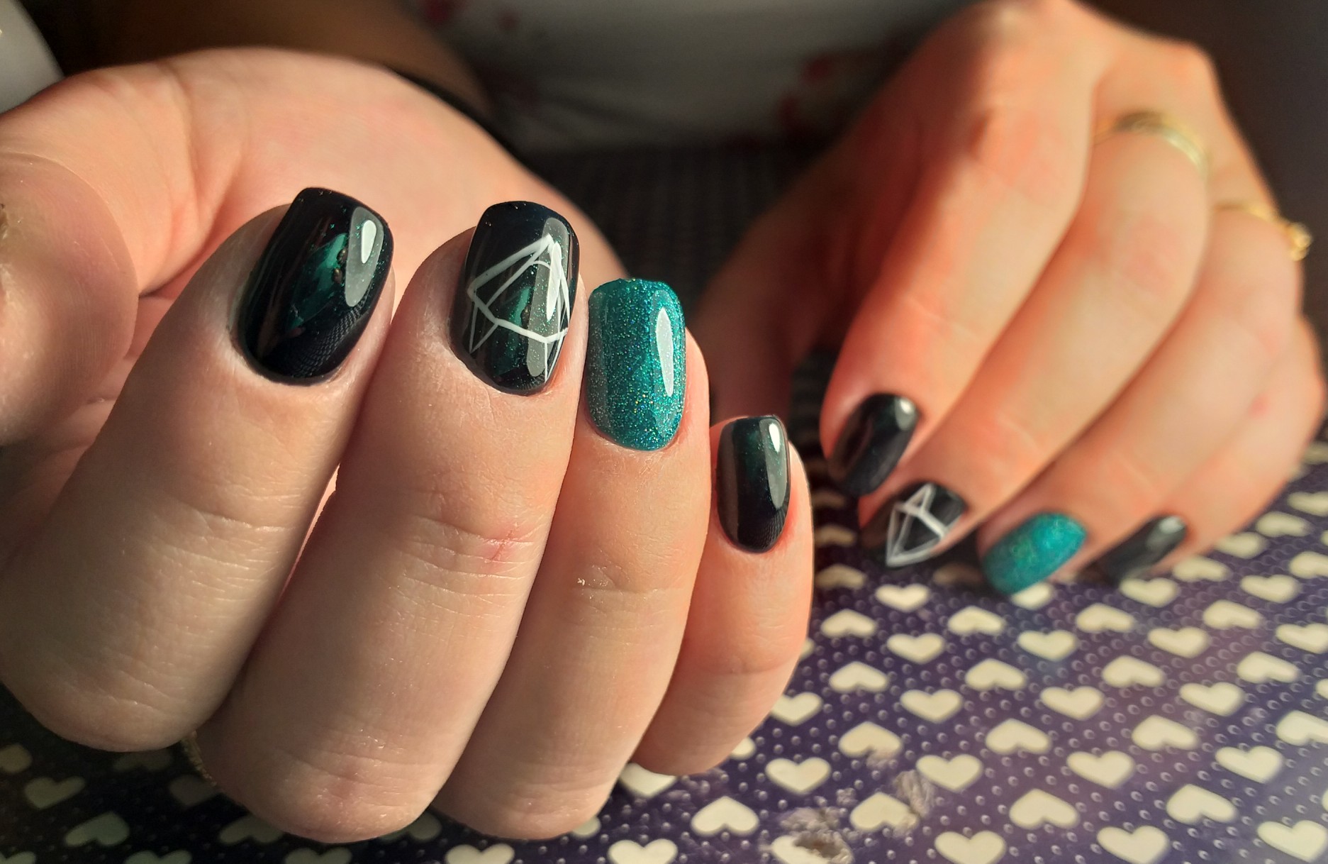 Маникюр с геометрическим слайдером и блестками в темно-зеленом цвете на короткие ногти.