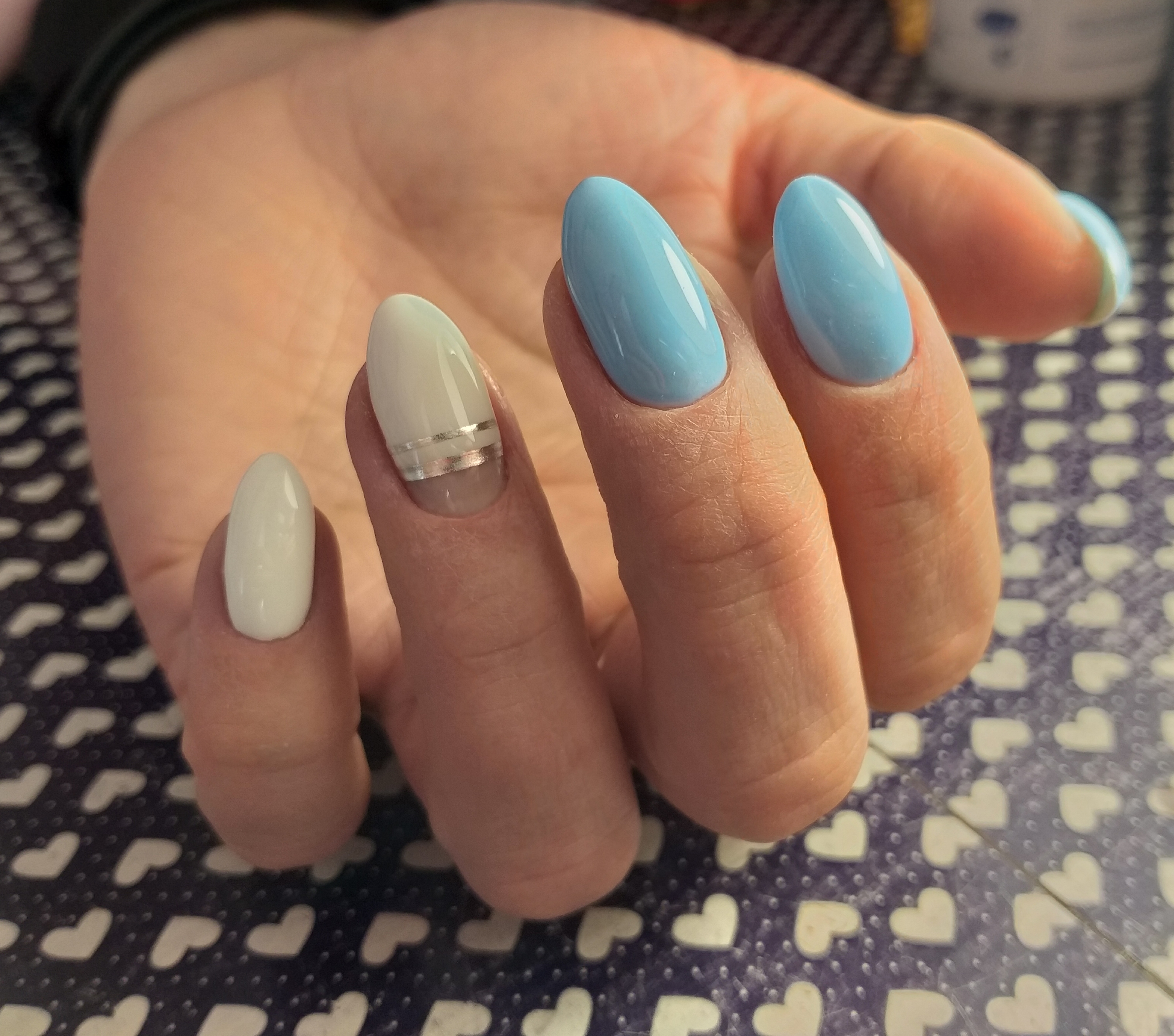 Маникюр с серебряными полосками в голубом цвете на короткие ногти.
