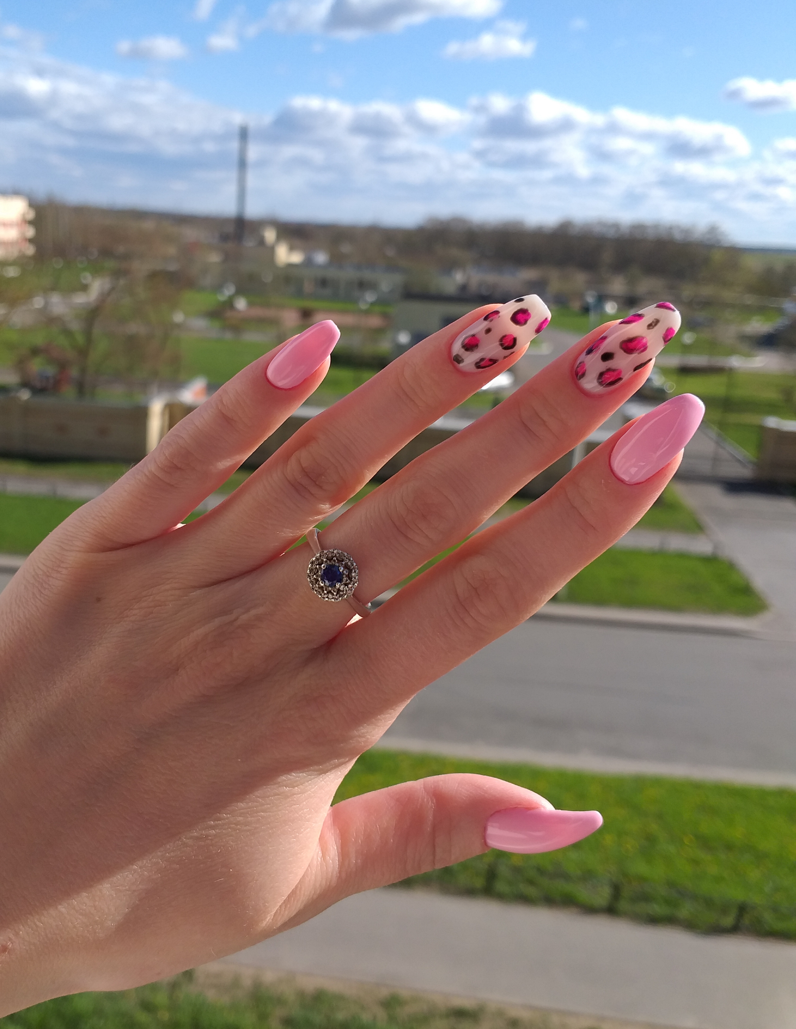 Маникюр с леопардовым принтом в розовом цвете на длинные ногти.