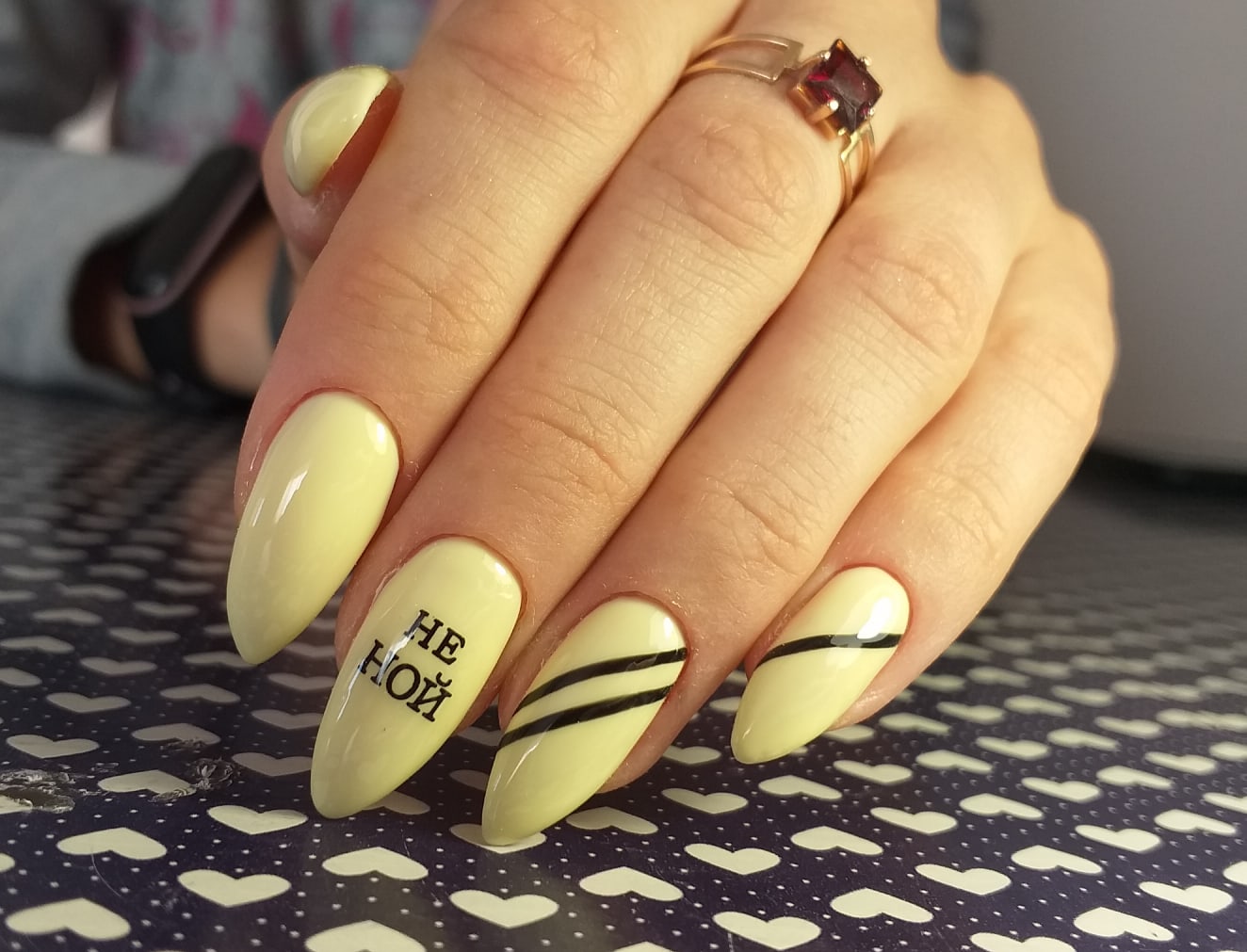 Маникюр с надписями и полосками в желтом цвете на длинные ногти.