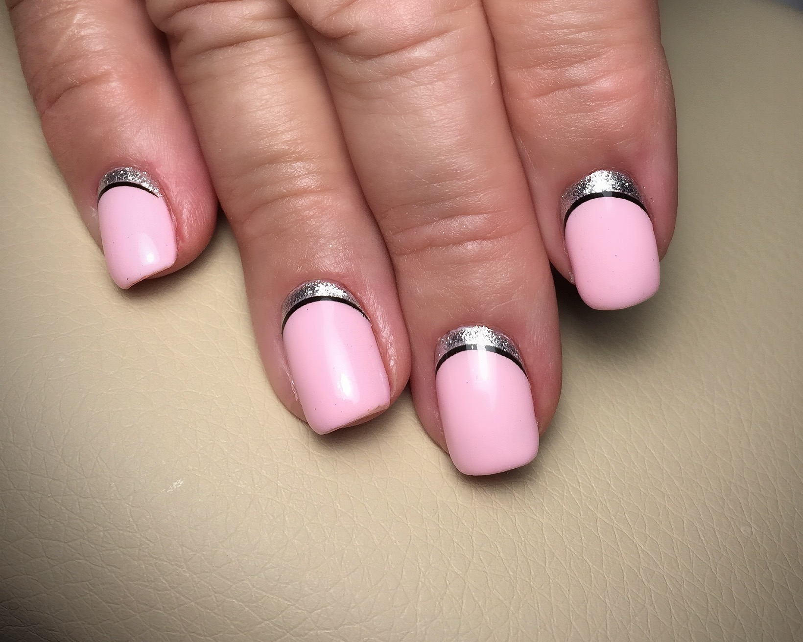 Розовые ногти с лунками