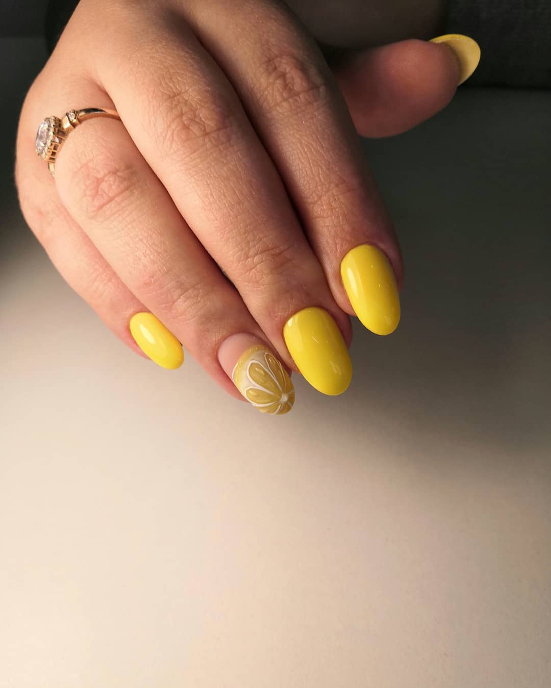Жёлтый маникюр с лимоном
