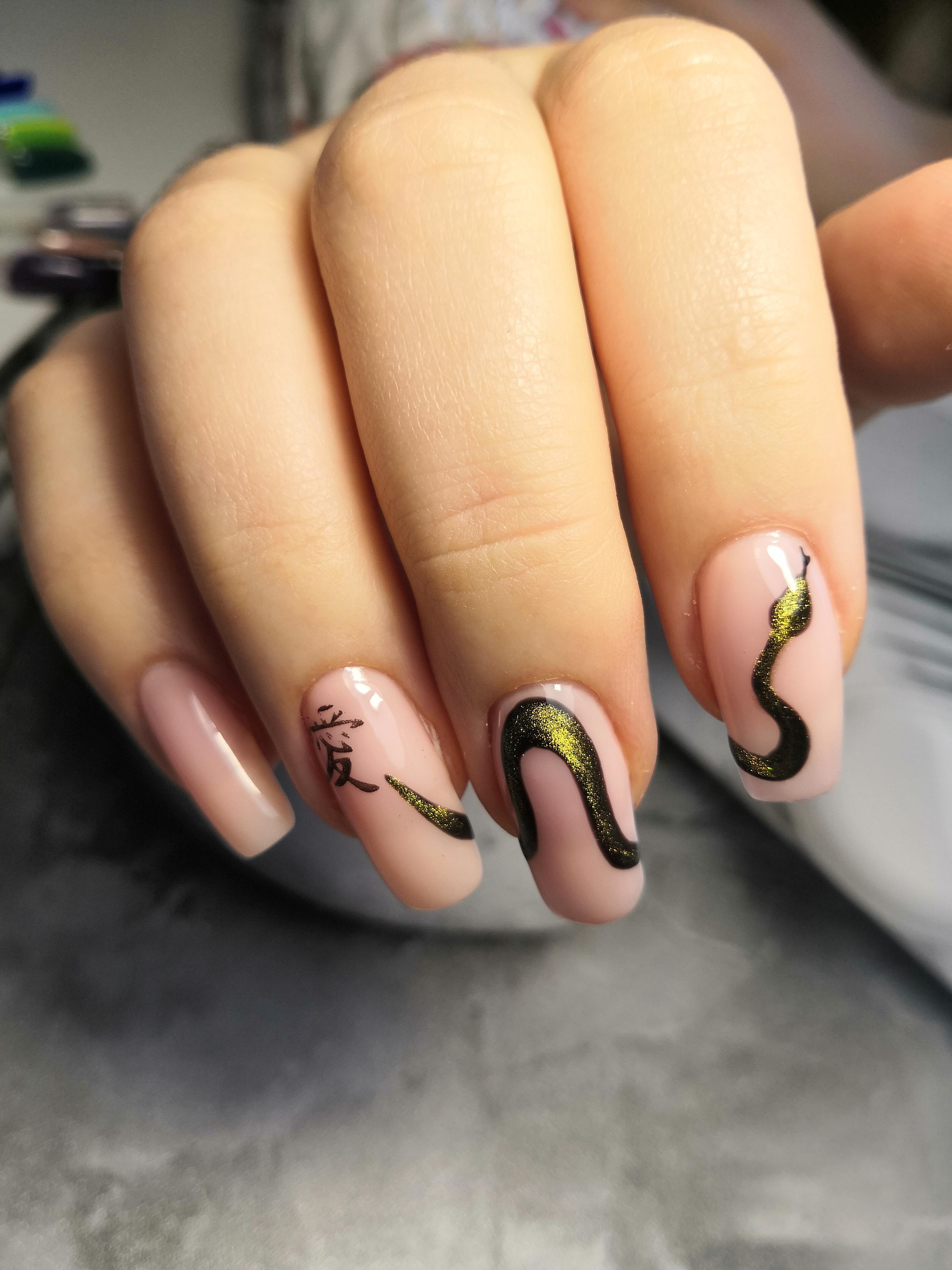 Нюдовый маникюр со змеей на длинные ногти.
