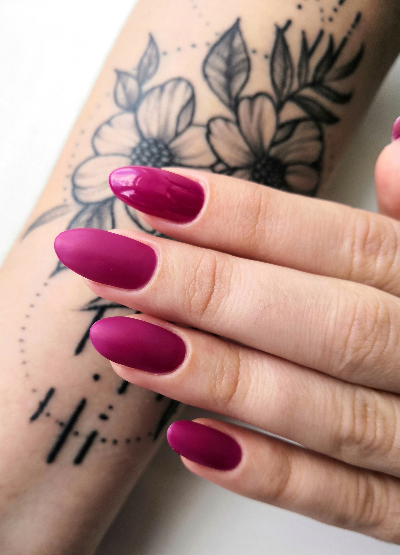 Матовый маникюр в баклажановом цвете на длинные ногти.