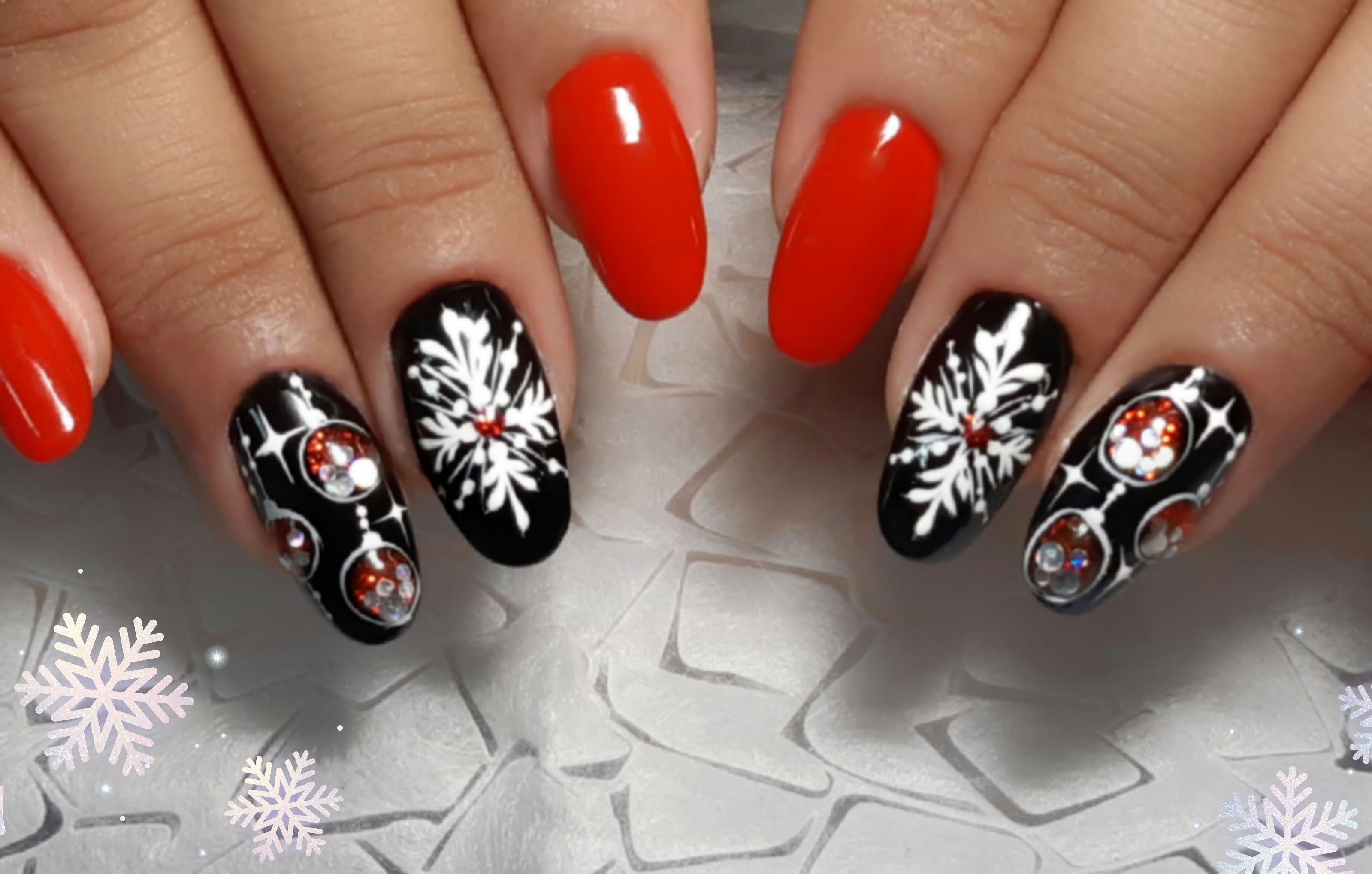 Маникюр в красном цвете с чёрным матовым дизайном и новогодними рисунками.