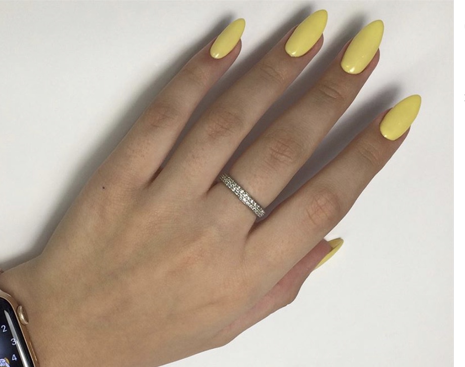 Маникюр в желтом цвете на длинные ногти.