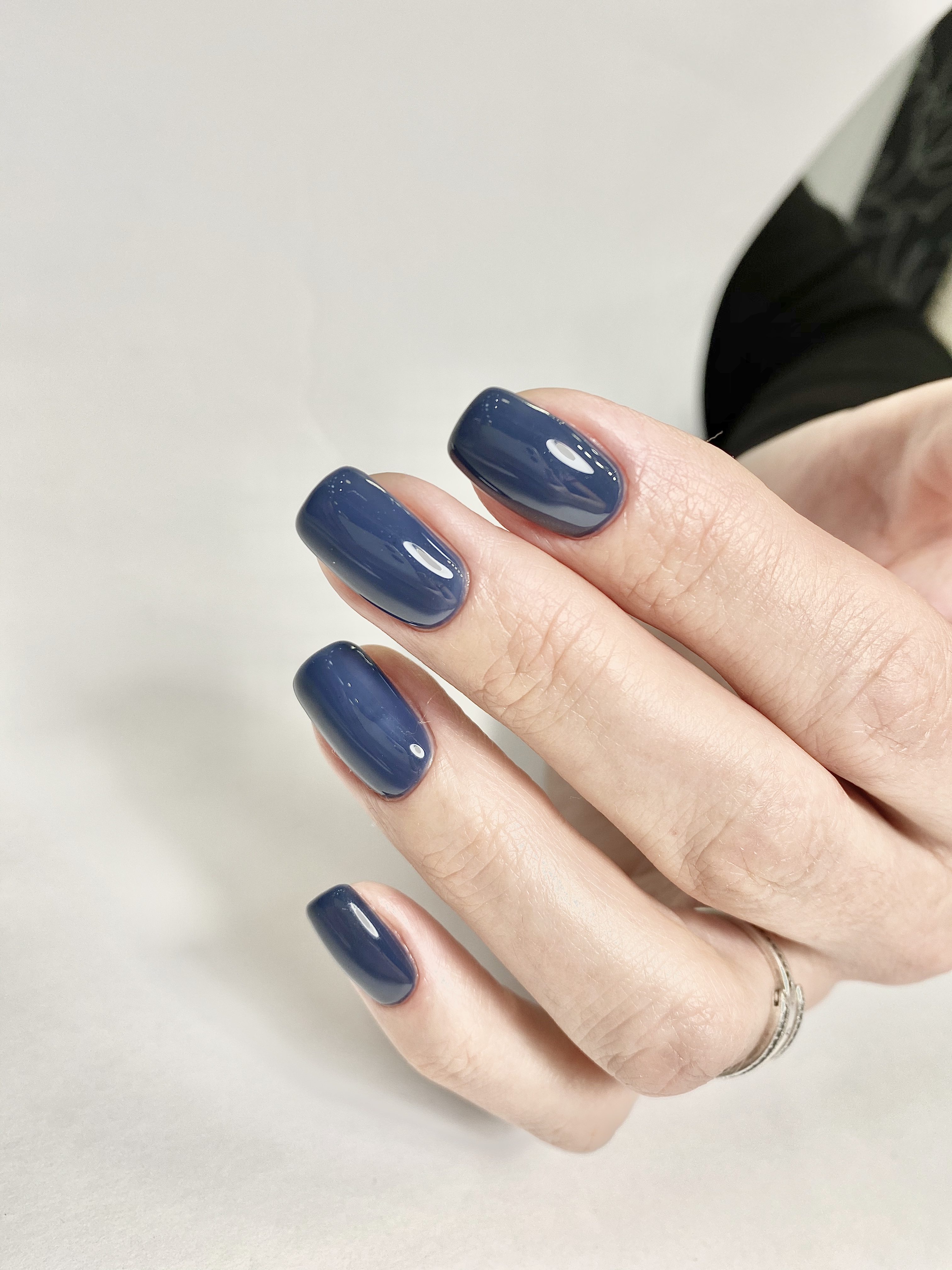 Маникюр в темно-синем цвете на короткие ногти.