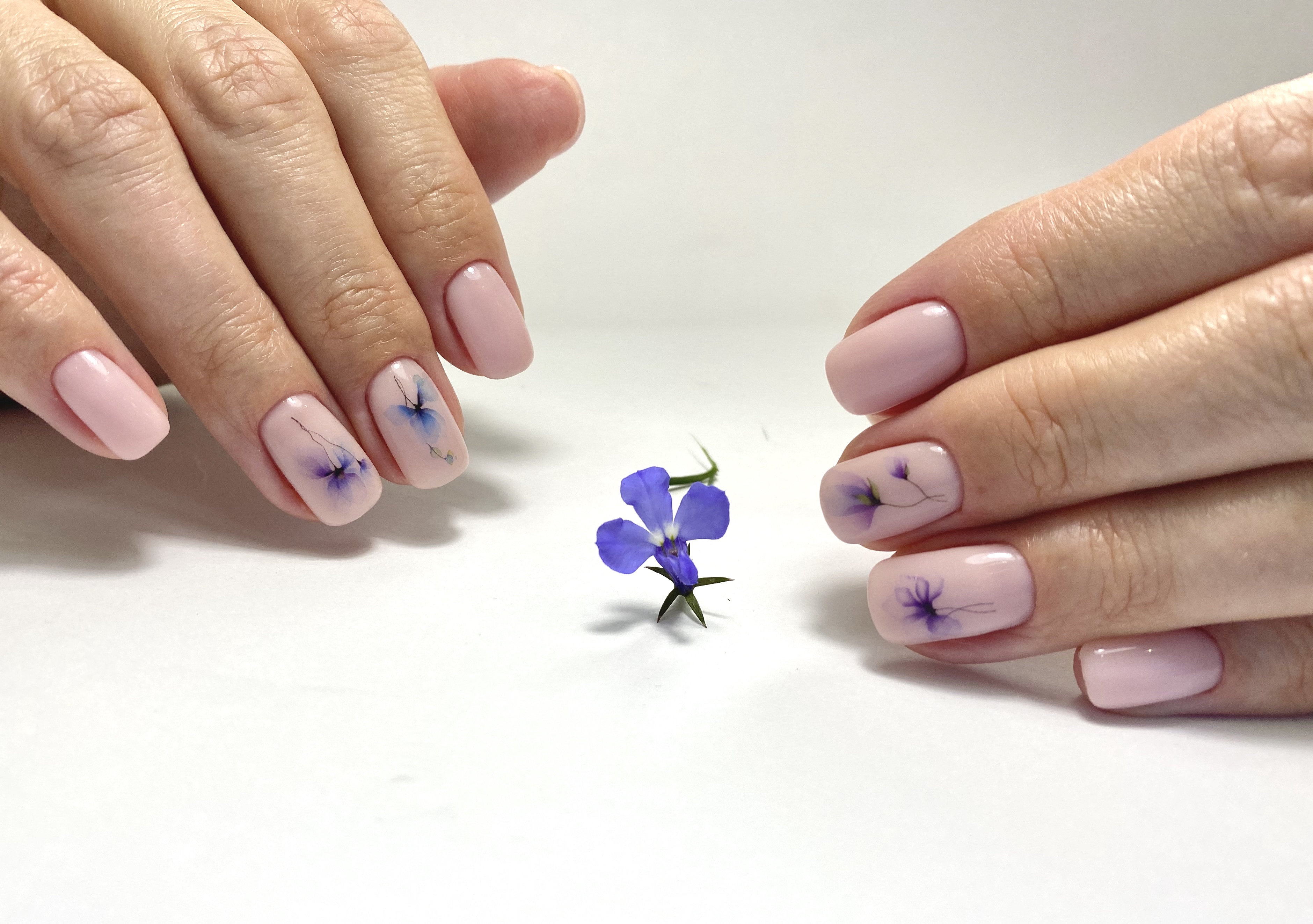 Нюдовый маникюр с цветочными слайдерами на короткие ногти.
