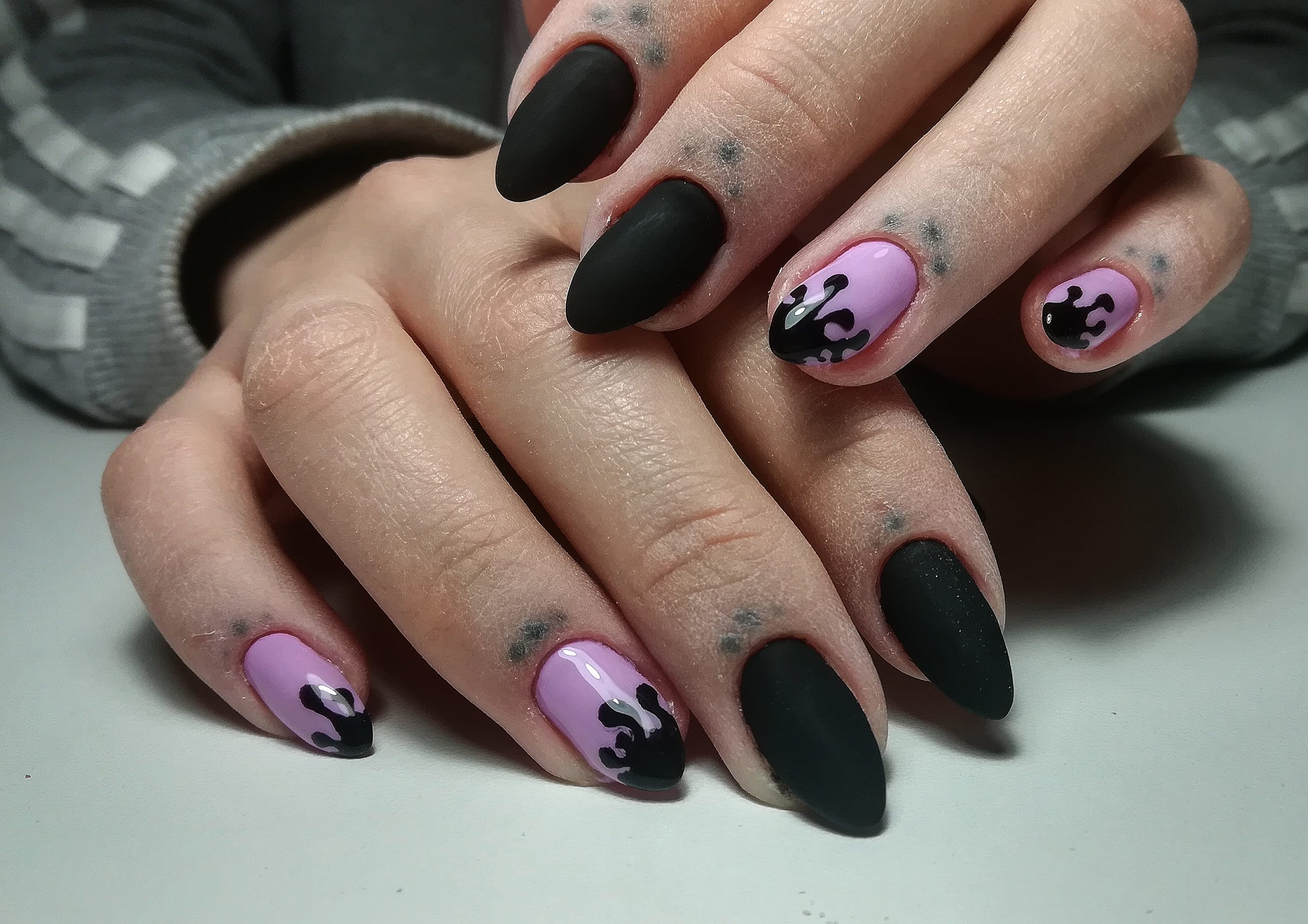 Матовый маникюр с рисунком в черном цвете на короткие ногти.