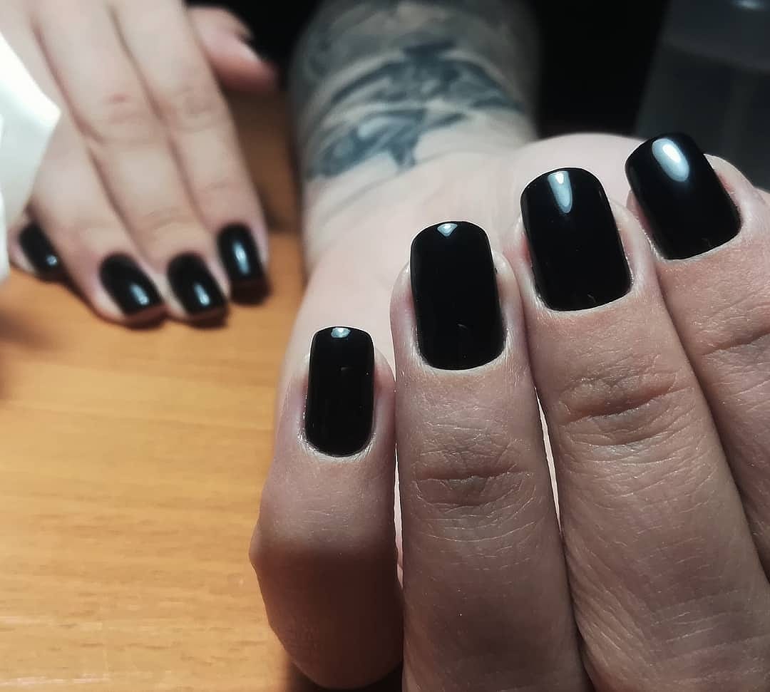 Маникюр в черном цвете на короткие ногти.