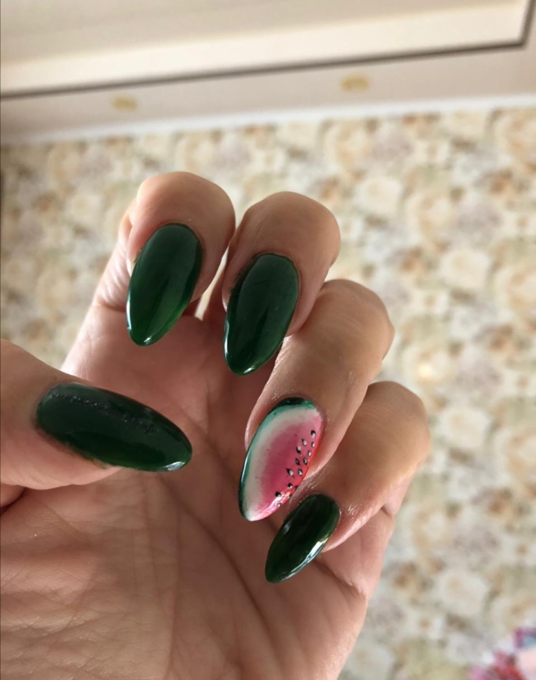 Маникюр с арбузом в темно-зеленом цвете на длинные ногти.
