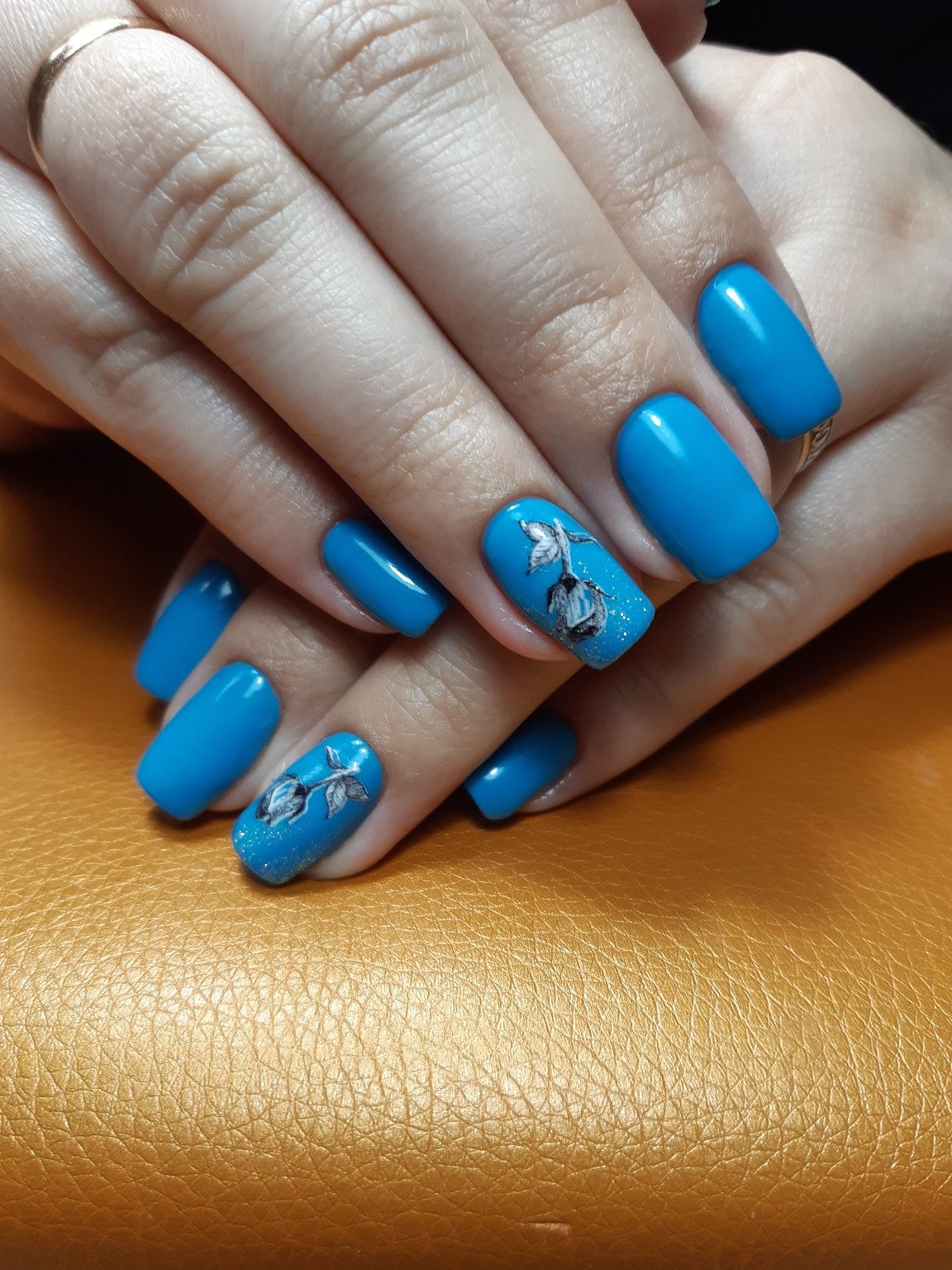 Маникюр с цветочными слайдерами в голубом цвете на короткие ногти.