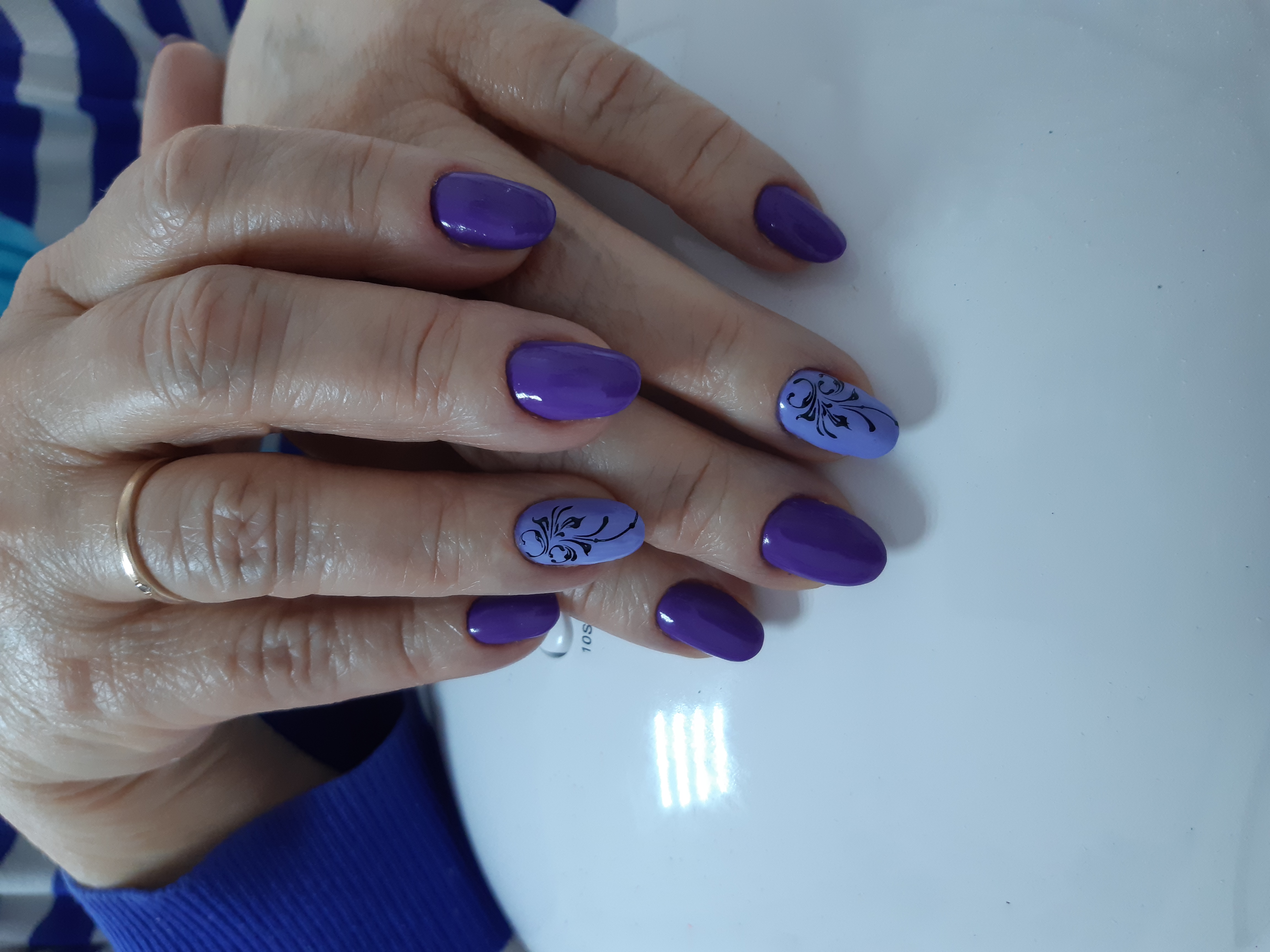 Маникюр с рисунком в фиолетовом цвете на короткие ногти.