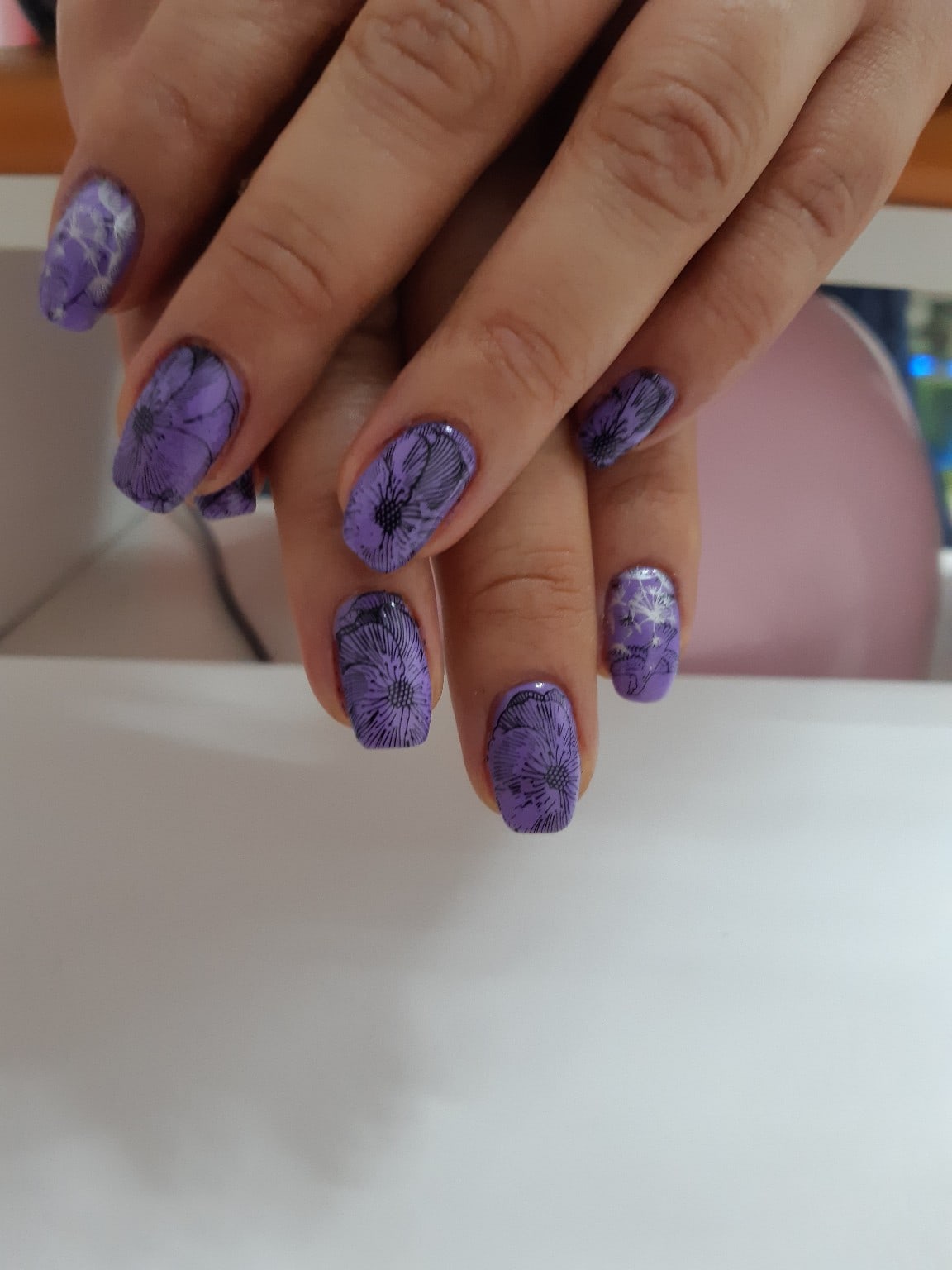 Маникюр с цветочными слайдерами в фиолетовом цвете на короткие ногти.