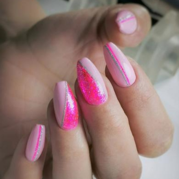 Геометрический маникюр с серебряными полосками в розовом цвете на длинные ногти.