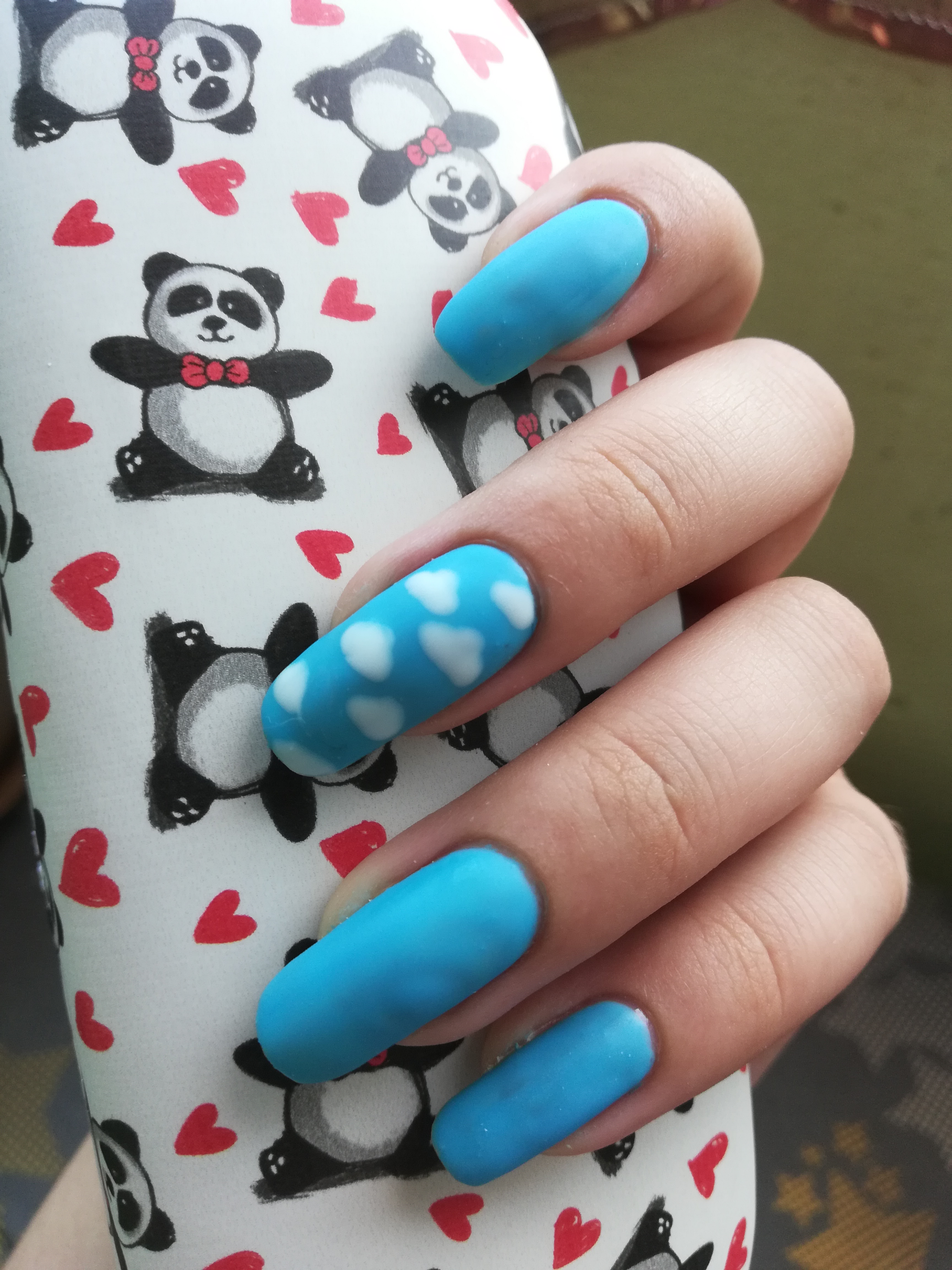 Матовый маникюр с облаками в голубом цвете на длинные ногти.