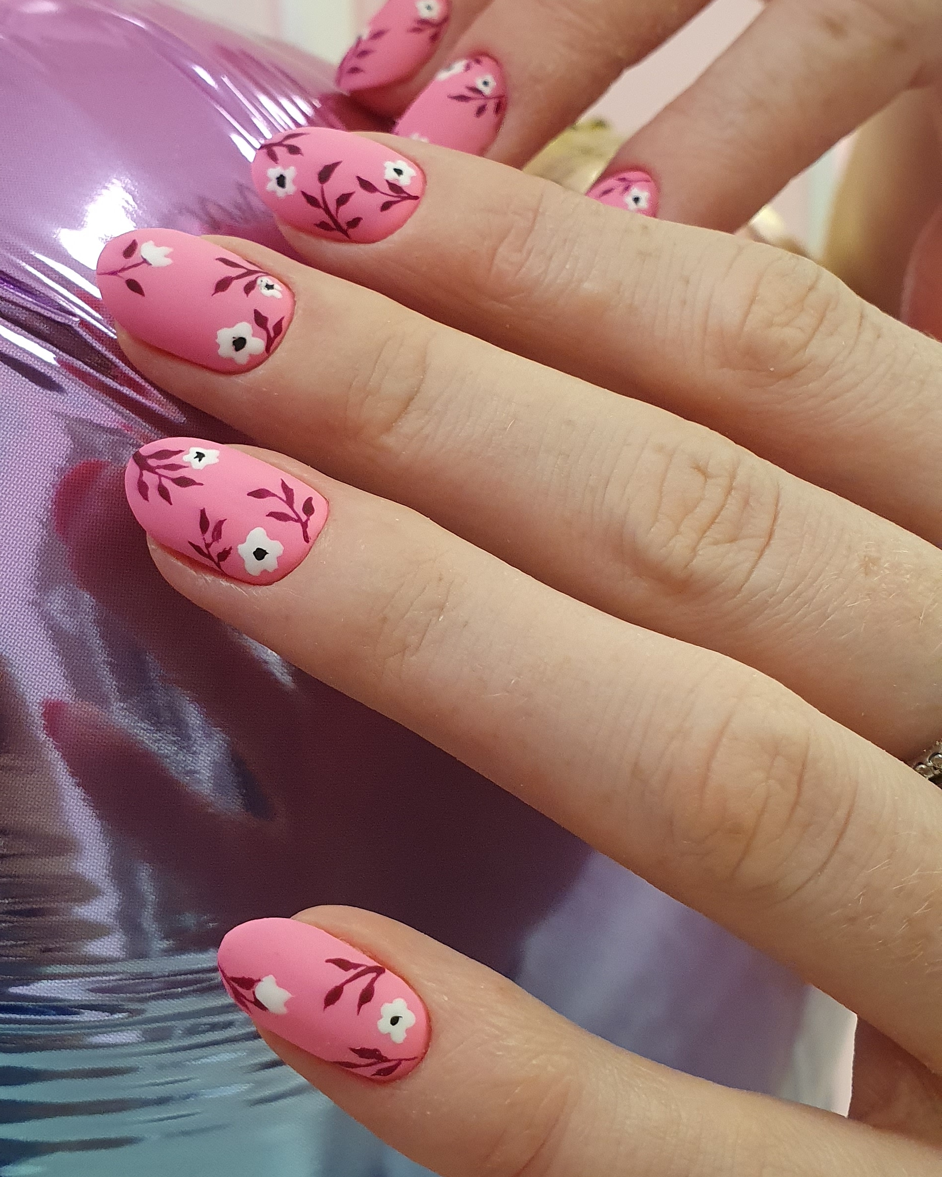 Матовый маникюр с цветочным рисунком в розовом цвете на короткие ногти.