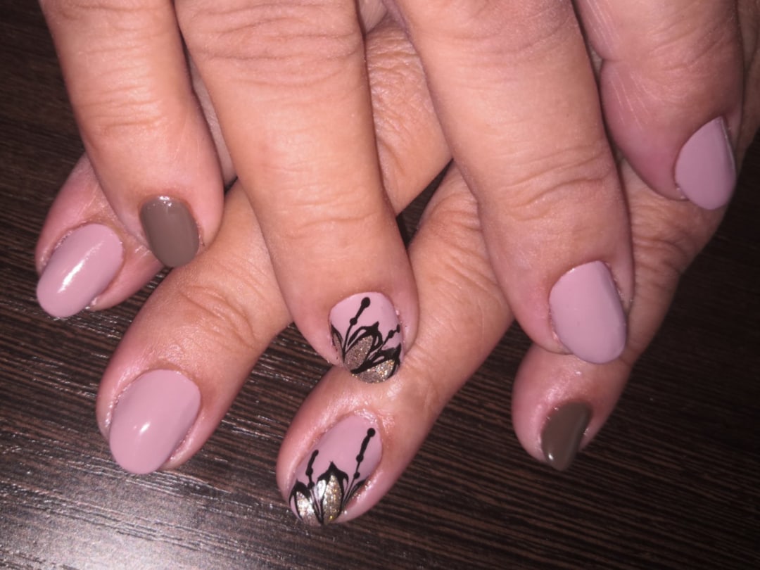 Маникюр с цветочным рисунком и блестками в розовом цвете на короткие ногти.