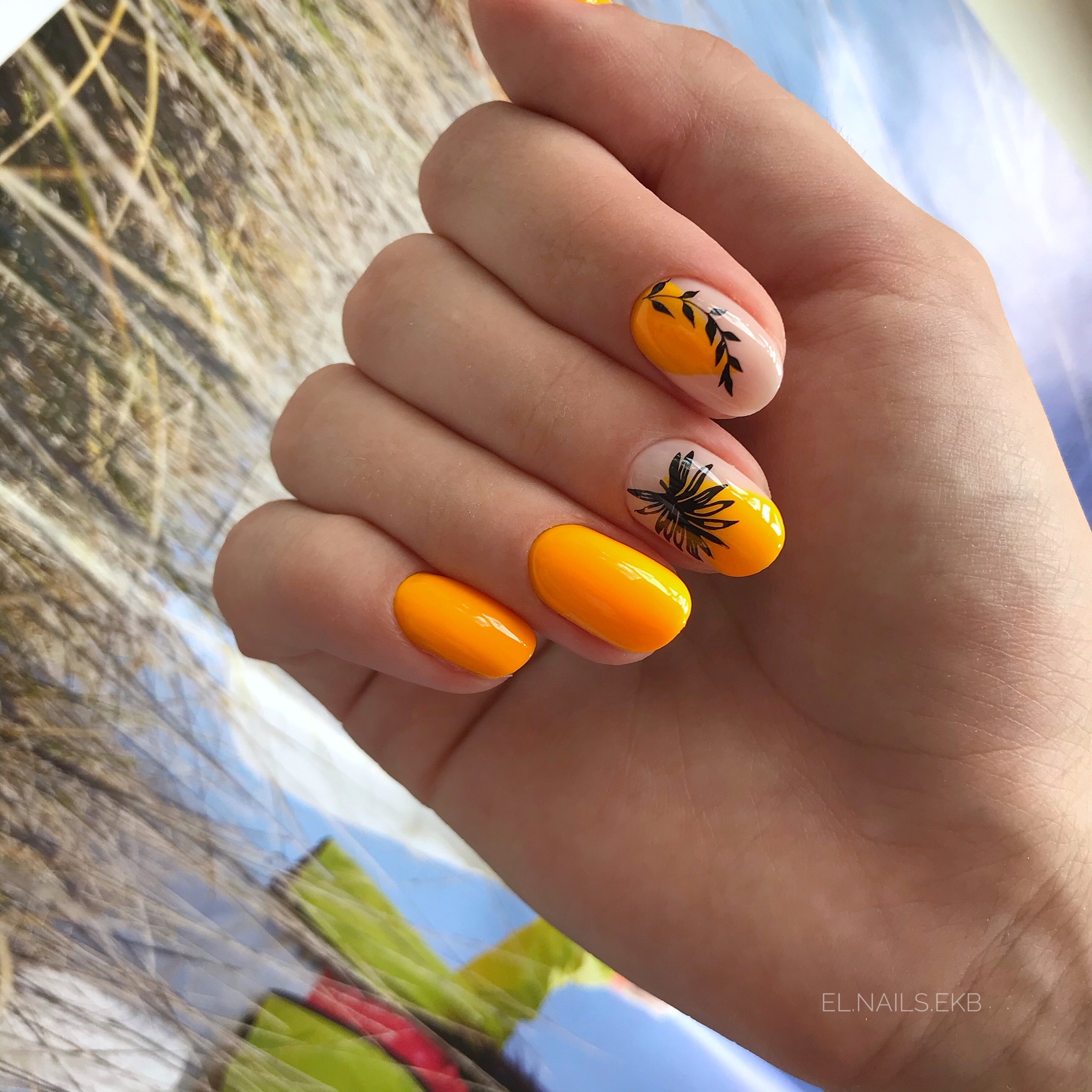 Маникюр с растительными 
слайдерами в оранжевом цвете на короткие ногти.
