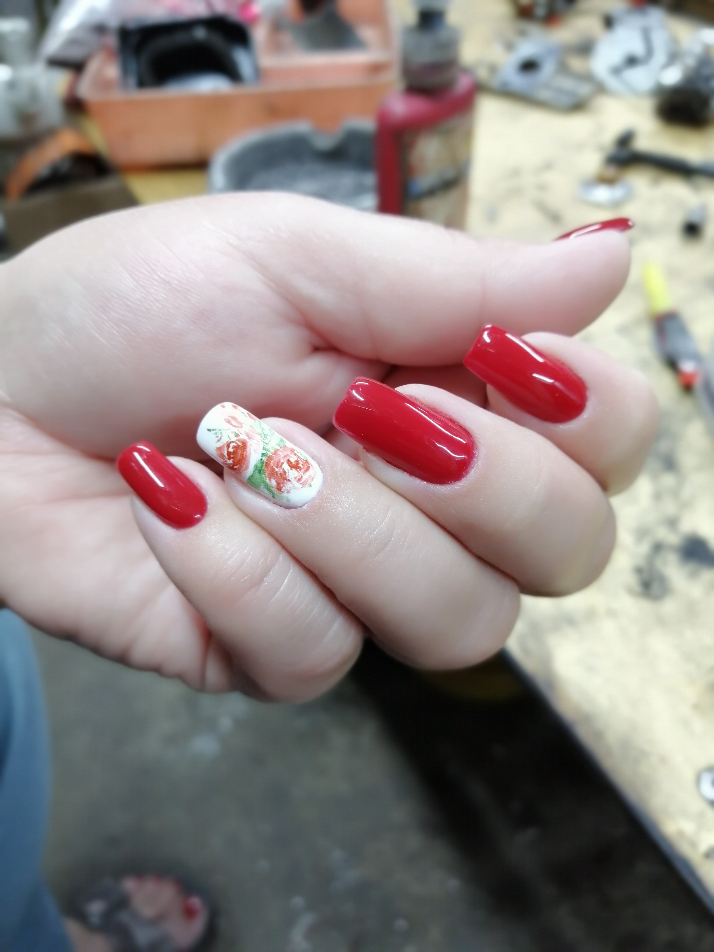 Маникюр с цветочным рисунком в бордовом цвете на длинные ногти.